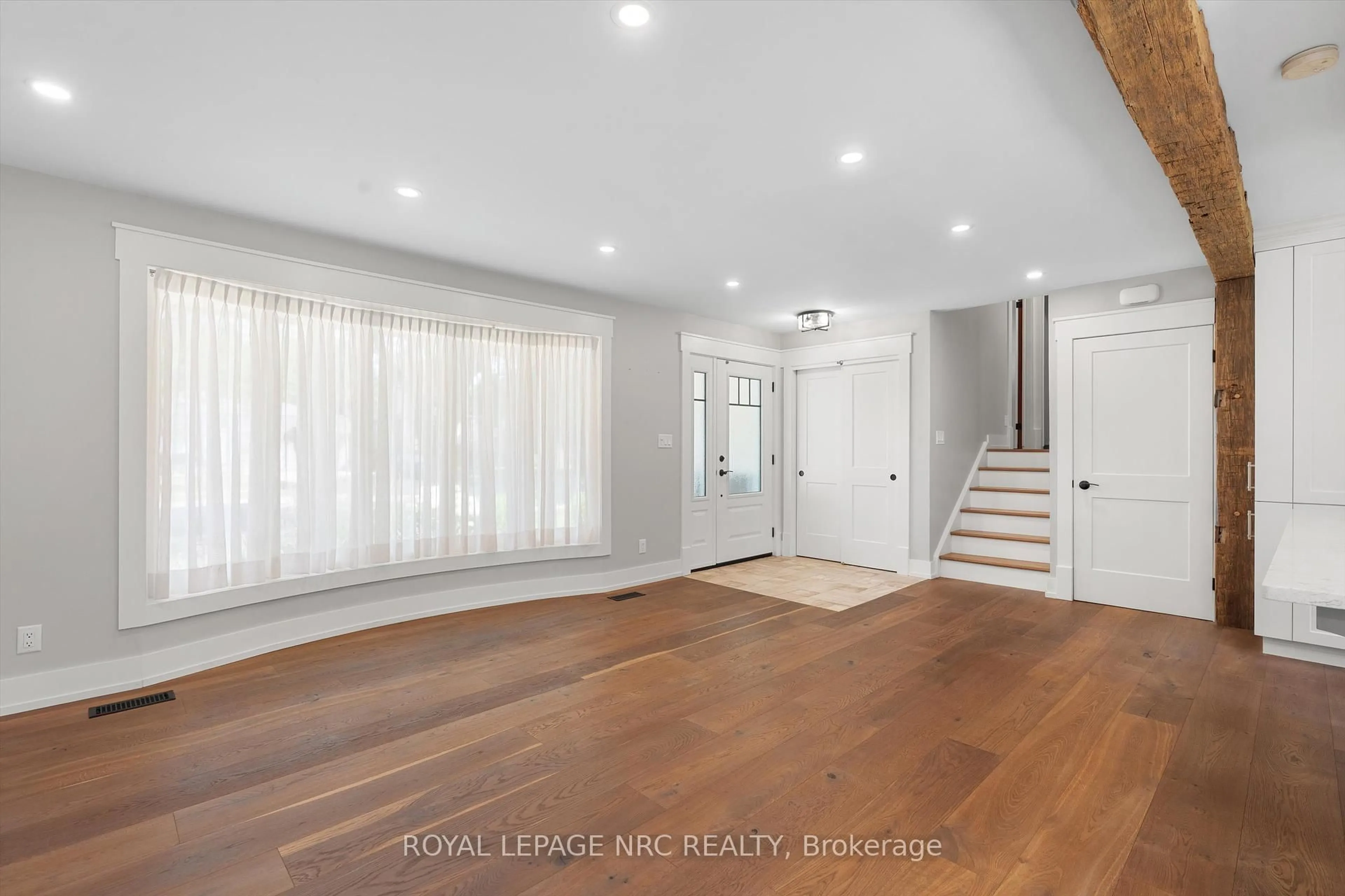 Indoor entryway for 6949 Brian Cres, Niagara Falls Ontario L2J 3P5