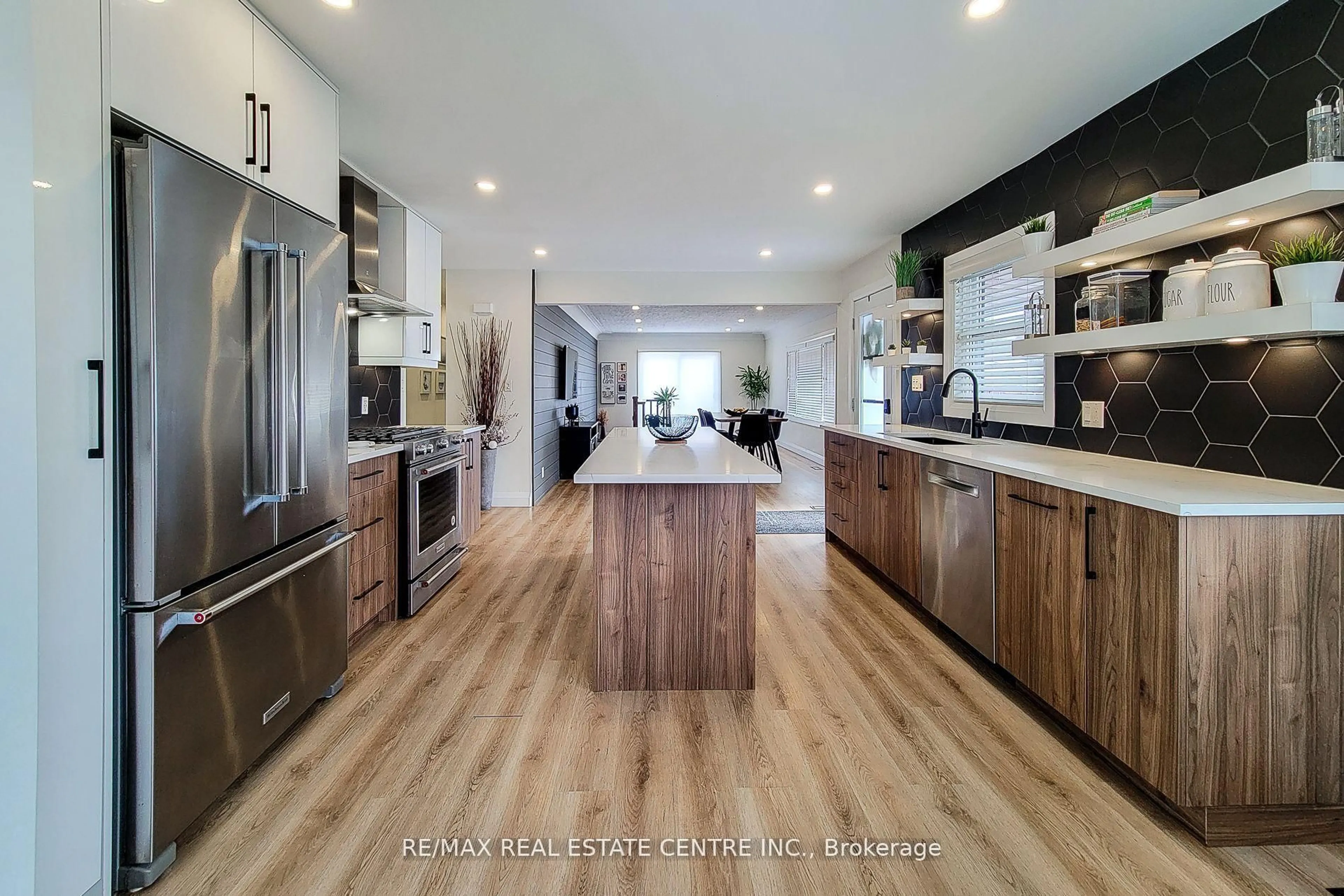 Open concept kitchen, unknown for 38 Stewart St, Grimsby Ontario L3M 3M8