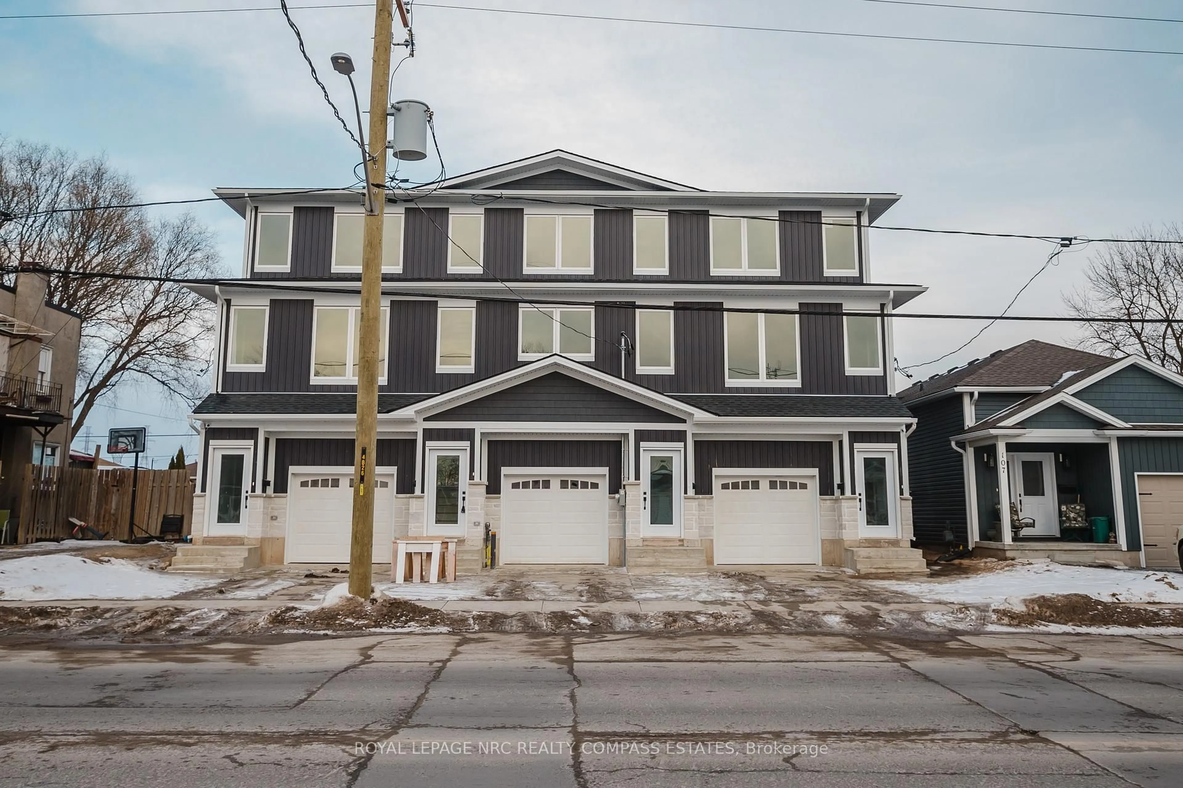 Home with vinyl exterior material, street for 101-105 Southworth St, Welland Ontario L3B 1Y7