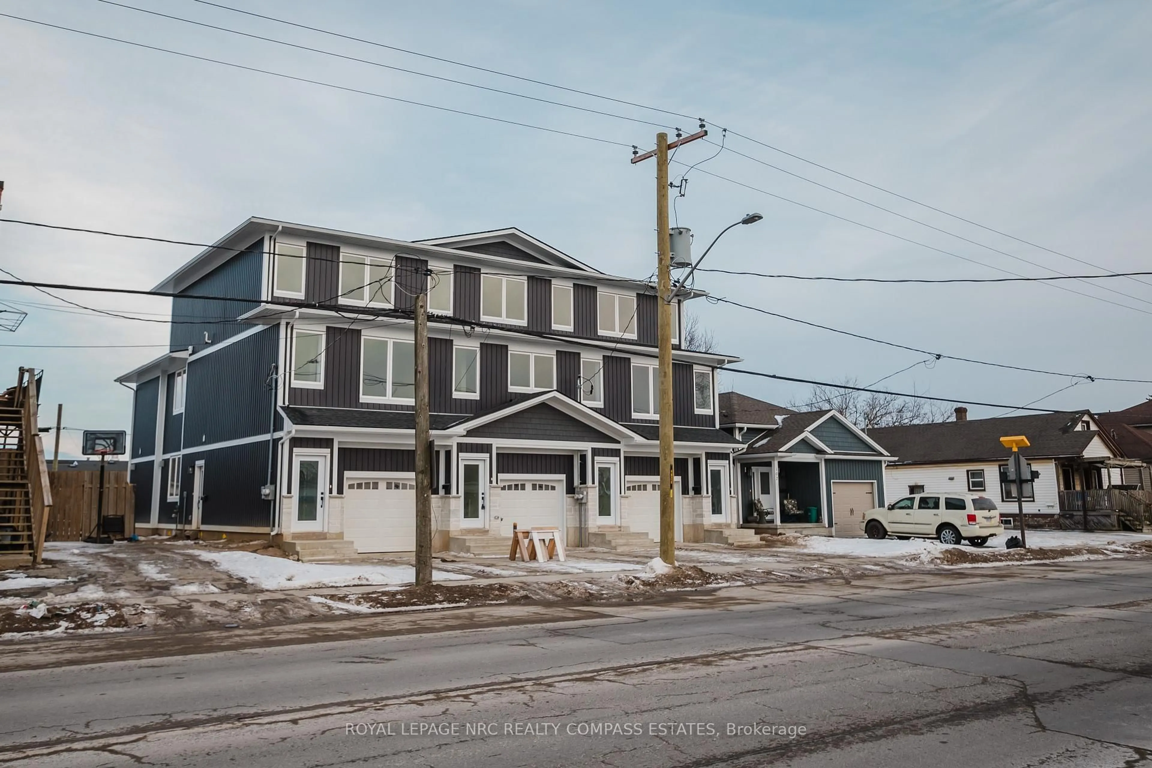 A pic from outside/outdoor area/front of a property/back of a property/a pic from drone, street for 101-105 Southworth St, Welland Ontario L3B 1Y7