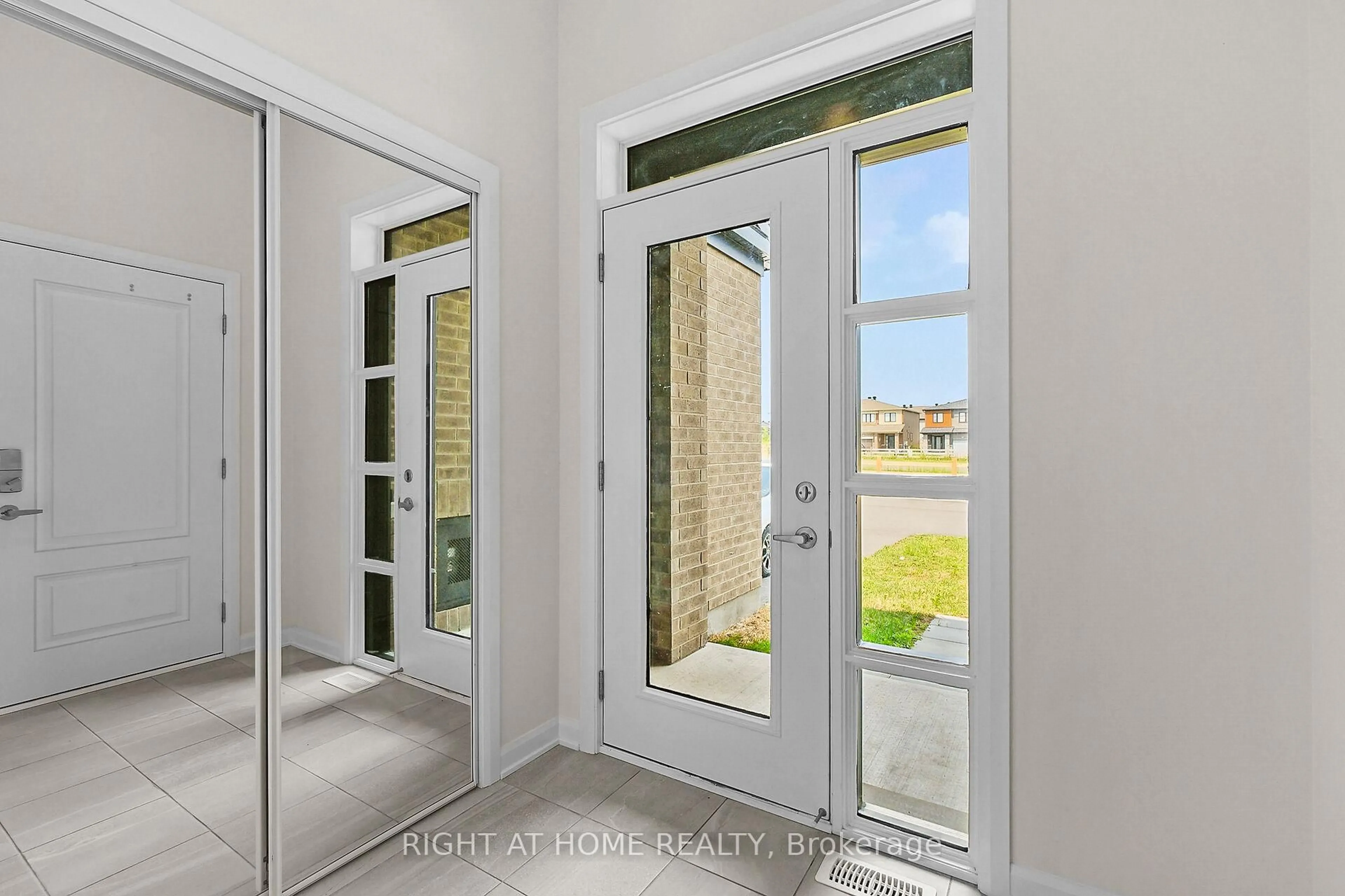 Indoor entryway for 958 Athenry Crt, Ottawa Ontario K2J 7E1