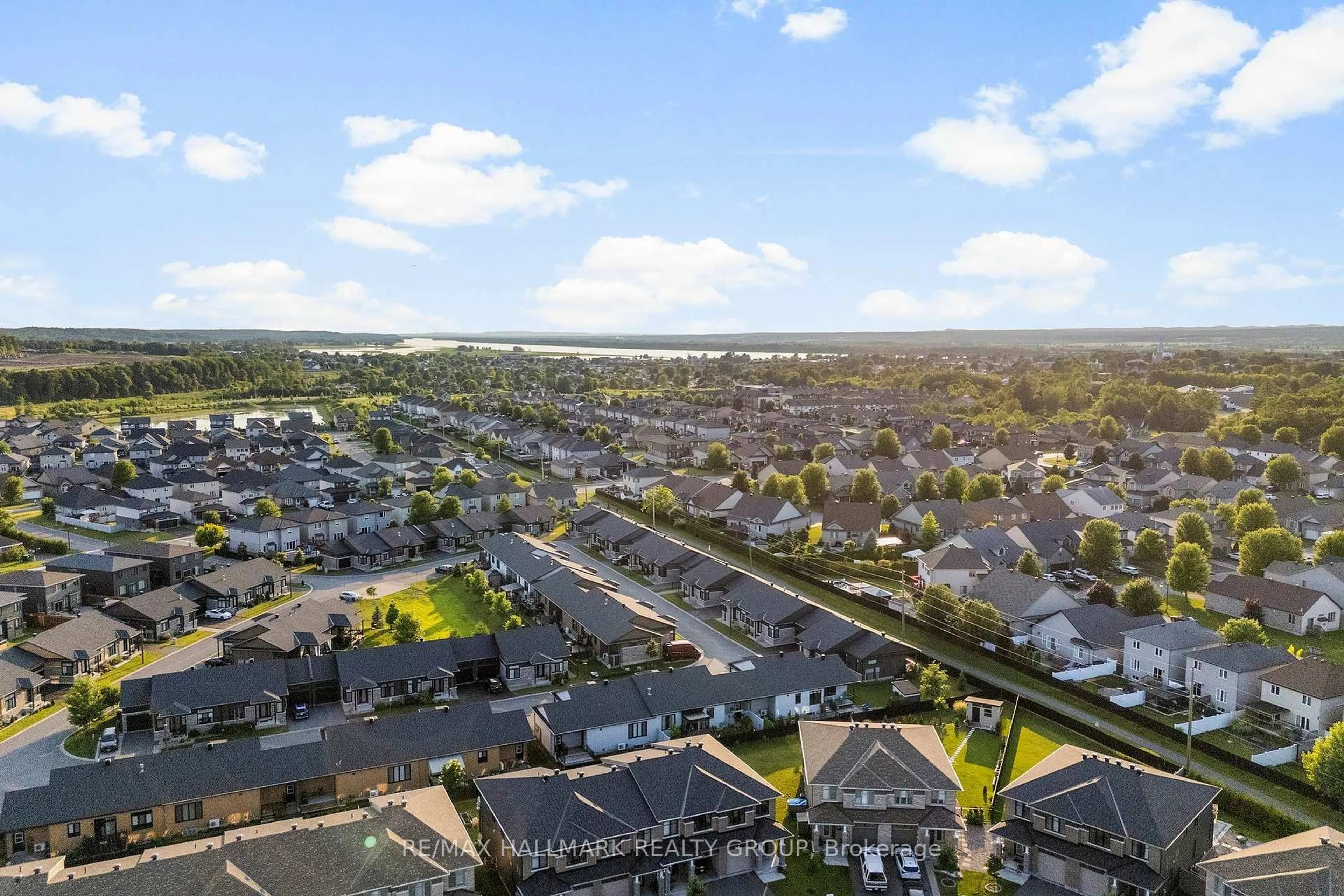 A pic from outside/outdoor area/front of a property/back of a property/a pic from drone, unknown for 189 Turquoise St, Clarence-Rockland Ontario K4K 0L5
