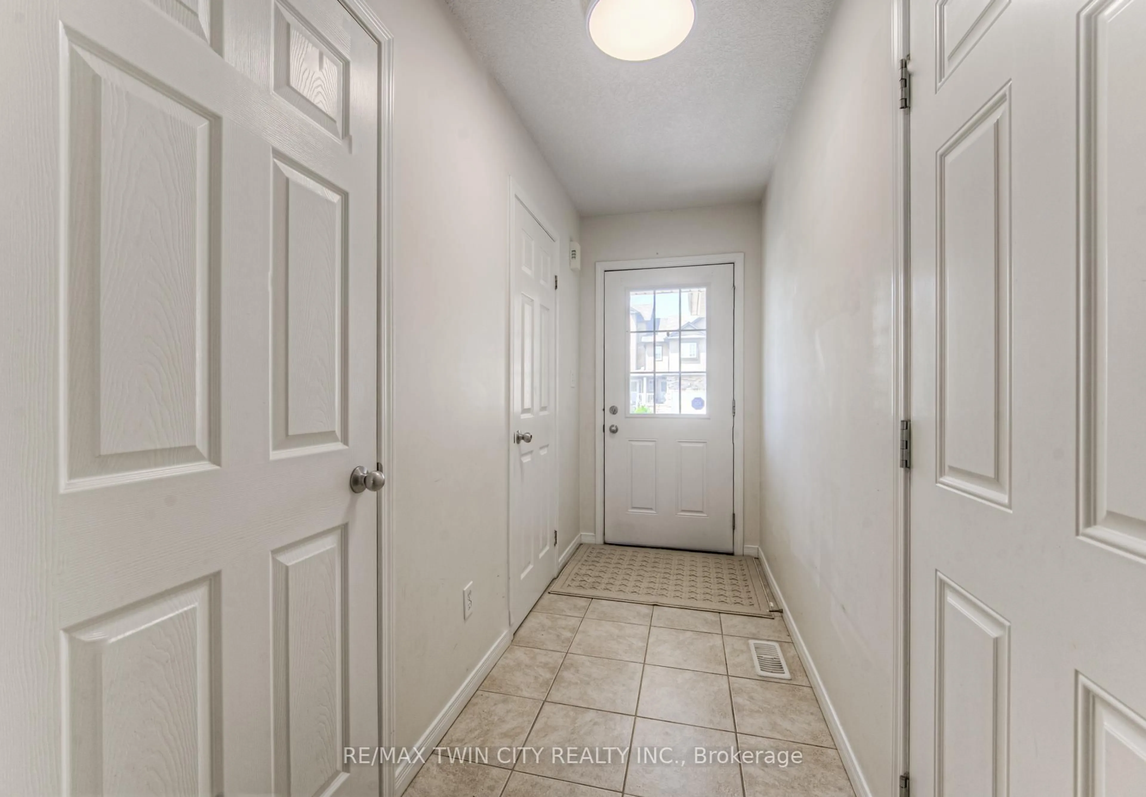 Indoor entryway for 1332 Countrystone Dr, Kitchener Ontario N2N 3R9