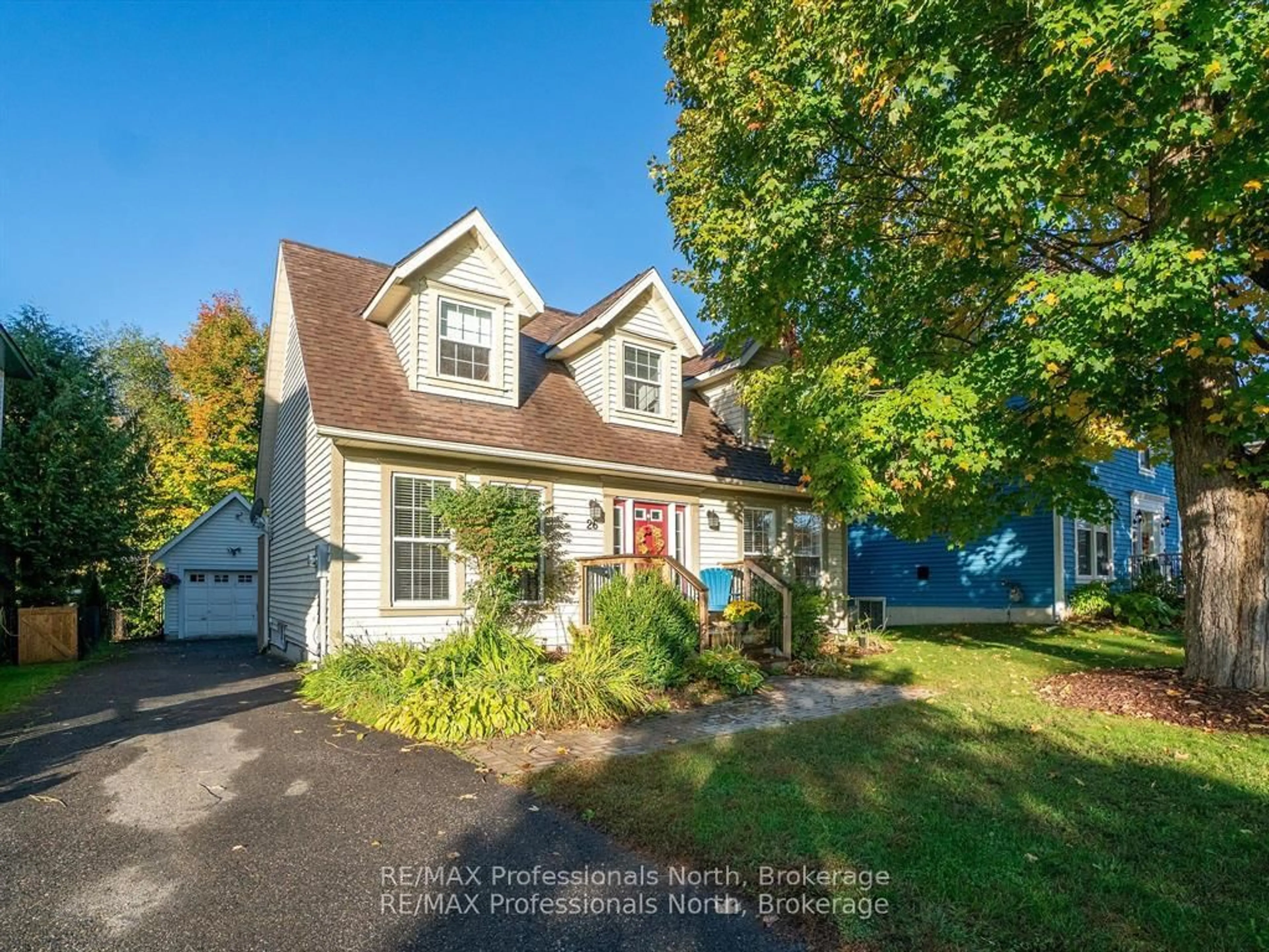 Home with vinyl exterior material, street for 26 COATES Ave, Bracebridge Ontario P1L 1Y5