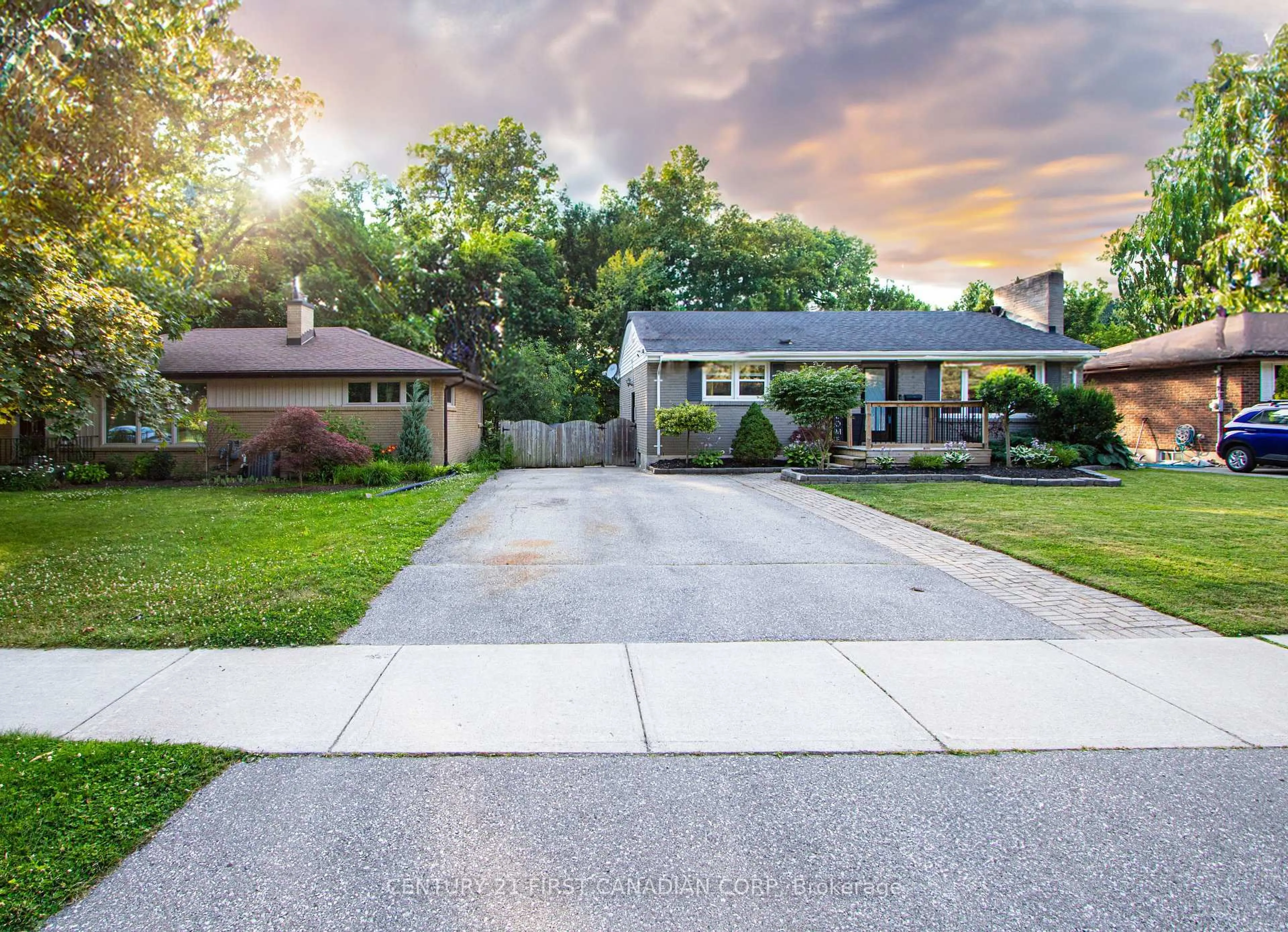 A pic from outside/outdoor area/front of a property/back of a property/a pic from drone, street for 230 Ridgewood Cres, London South Ontario N6J 3G6
