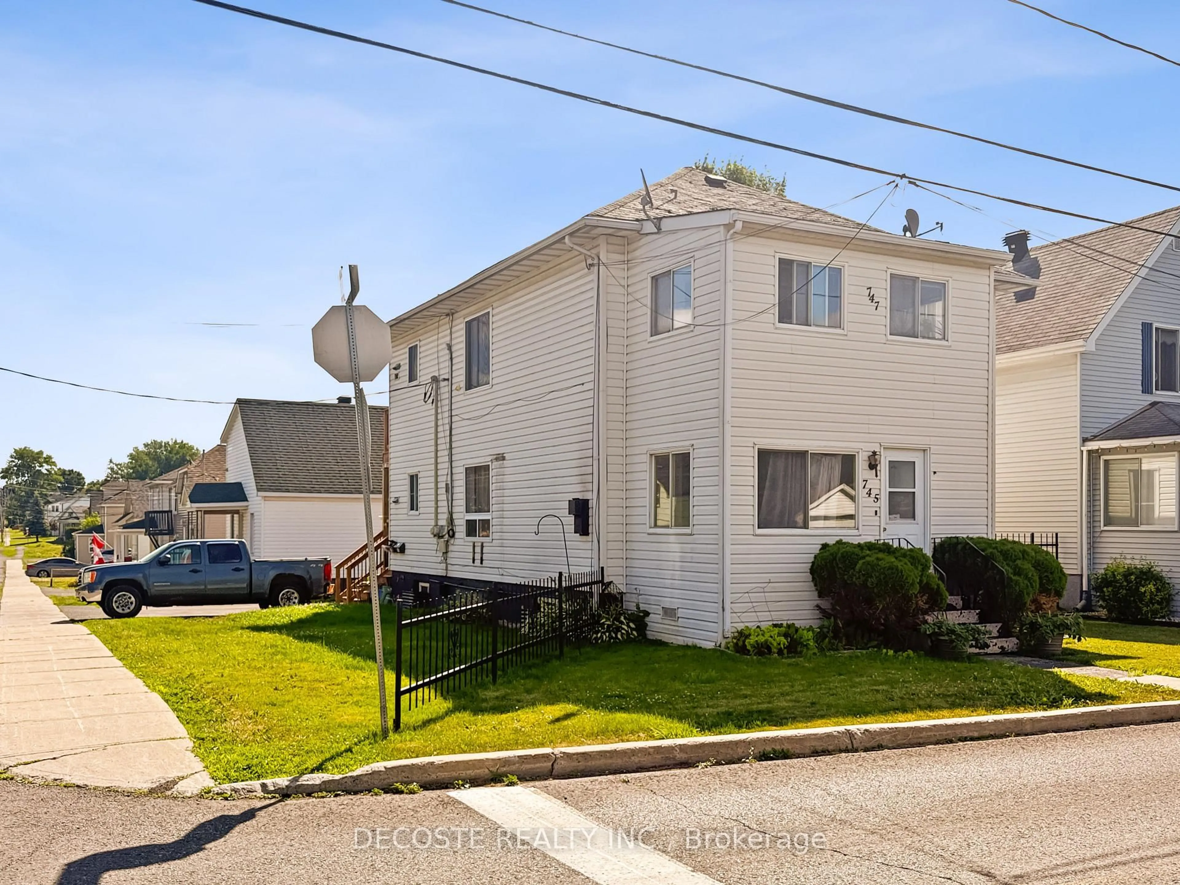 A pic from outside/outdoor area/front of a property/back of a property/a pic from drone, street for 745-747 Amelia St, Cornwall Ontario K6H 3R4
