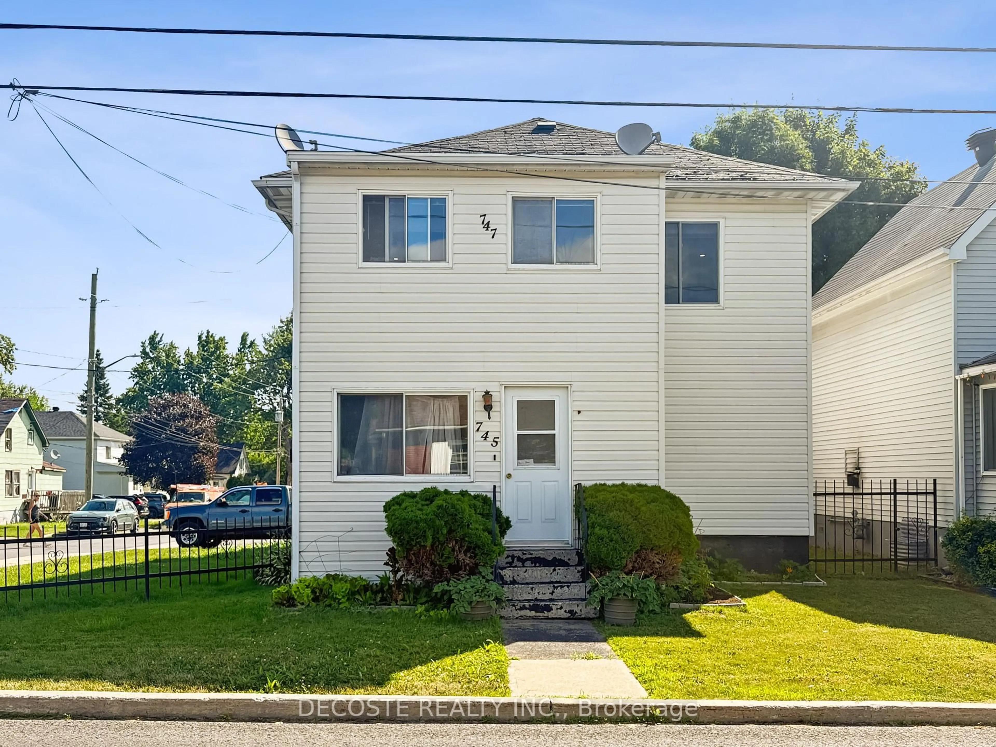 Home with vinyl exterior material, street for 745-747 Amelia St, Cornwall Ontario K6H 3R4