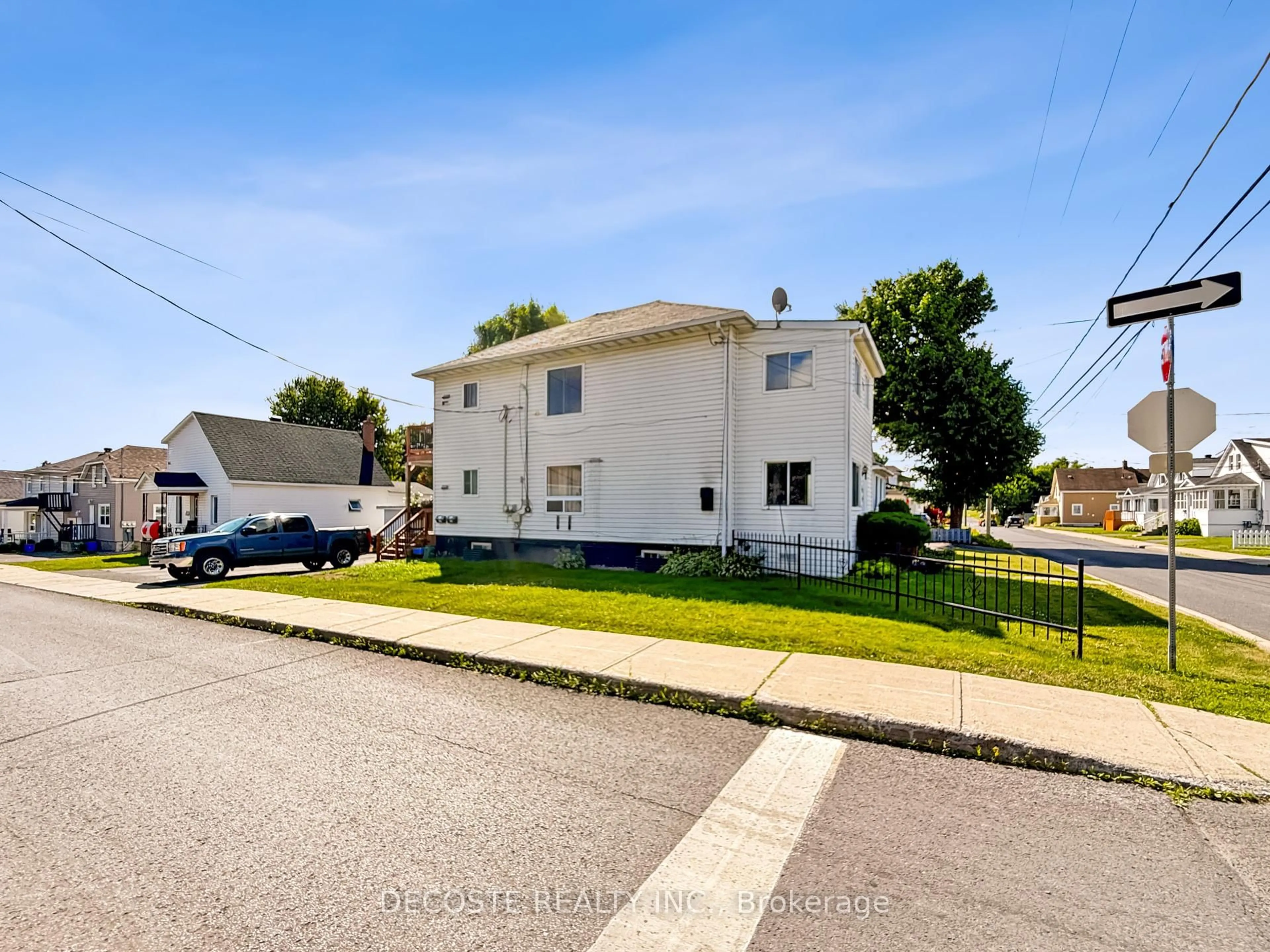 A pic from outside/outdoor area/front of a property/back of a property/a pic from drone, street for 745-747 Amelia St, Cornwall Ontario K6H 3R4