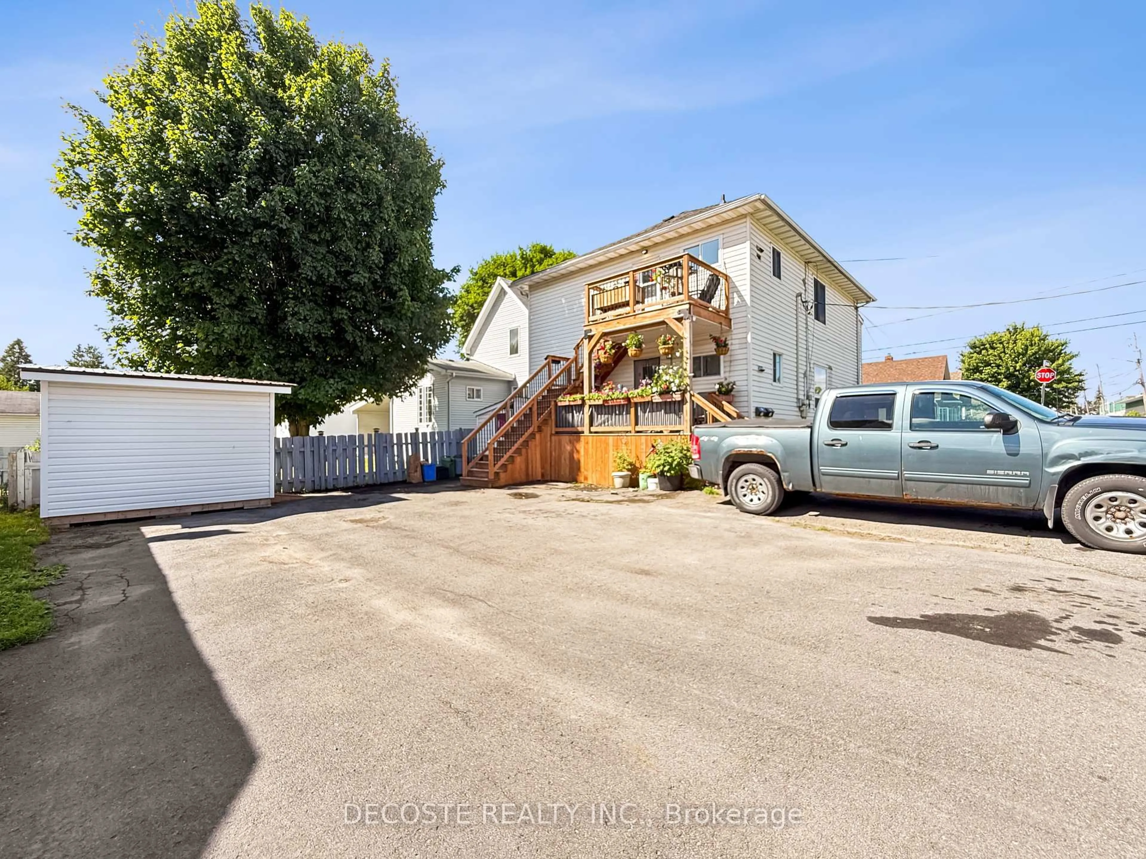A pic from outside/outdoor area/front of a property/back of a property/a pic from drone, street for 745-747 Amelia St, Cornwall Ontario K6H 3R4