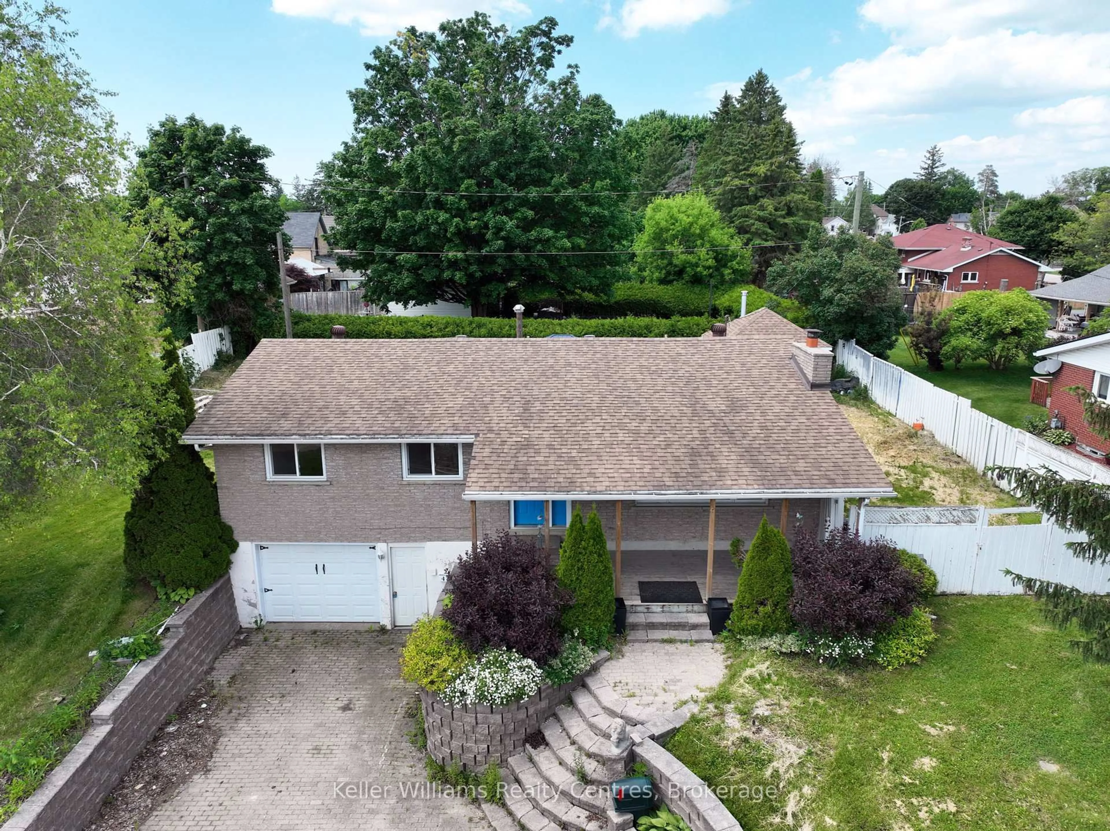 A pic from outside/outdoor area/front of a property/back of a property/a pic from drone, street for 470 7th St, Hanover Ontario N4N 2J4