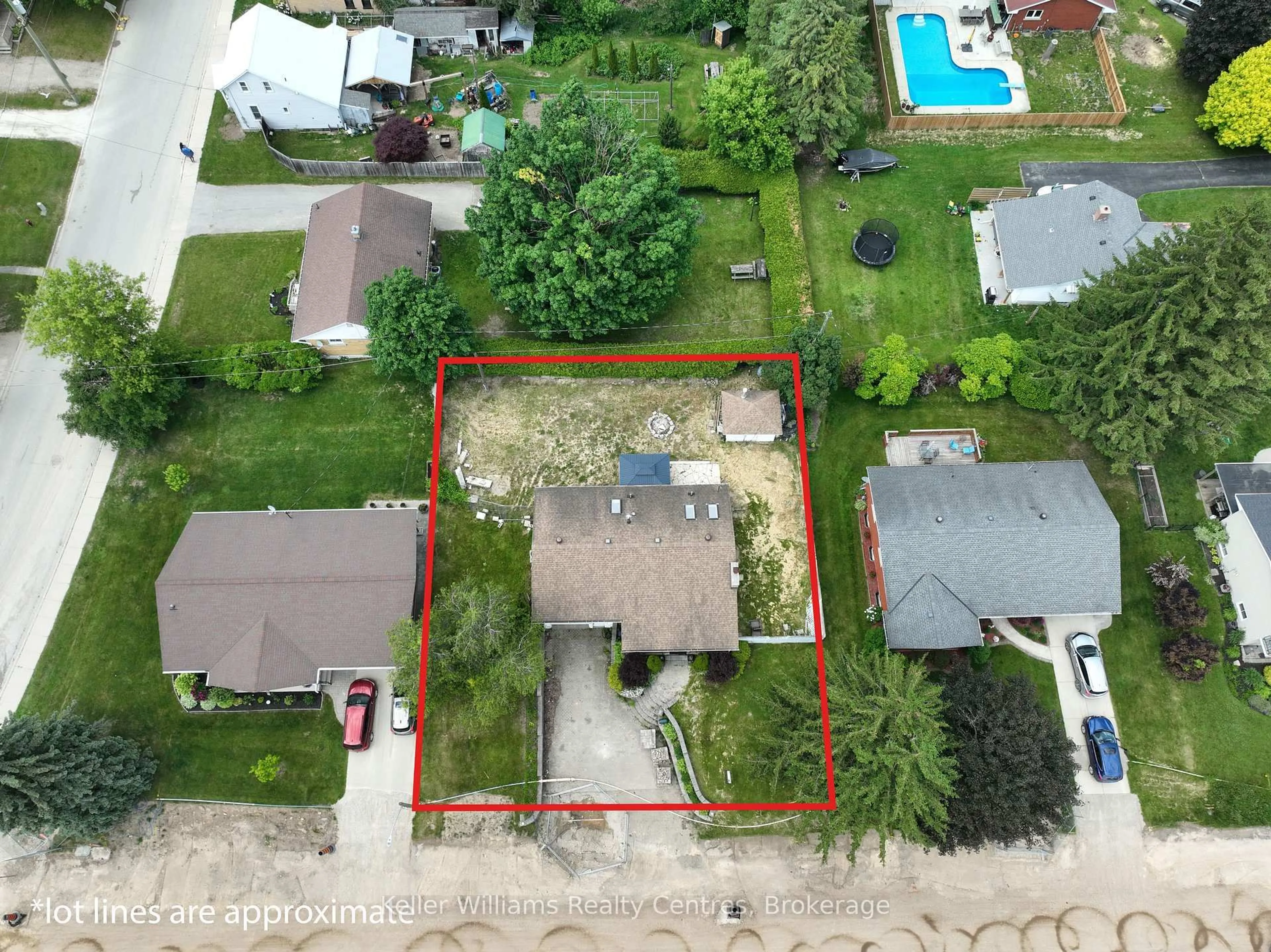 A pic from outside/outdoor area/front of a property/back of a property/a pic from drone, street for 470 7th St, Hanover Ontario N4N 2J4
