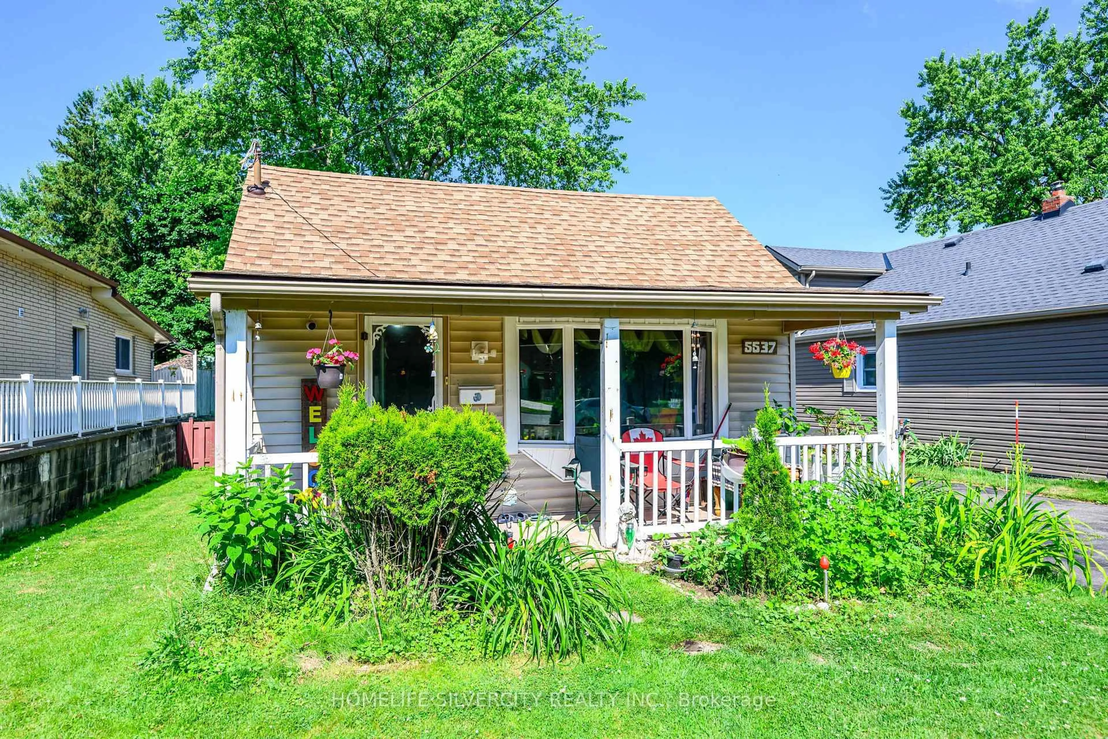 Home with vinyl exterior material, street for 5537 Montrose Rd, Niagara Falls Ontario L2H 1K9
