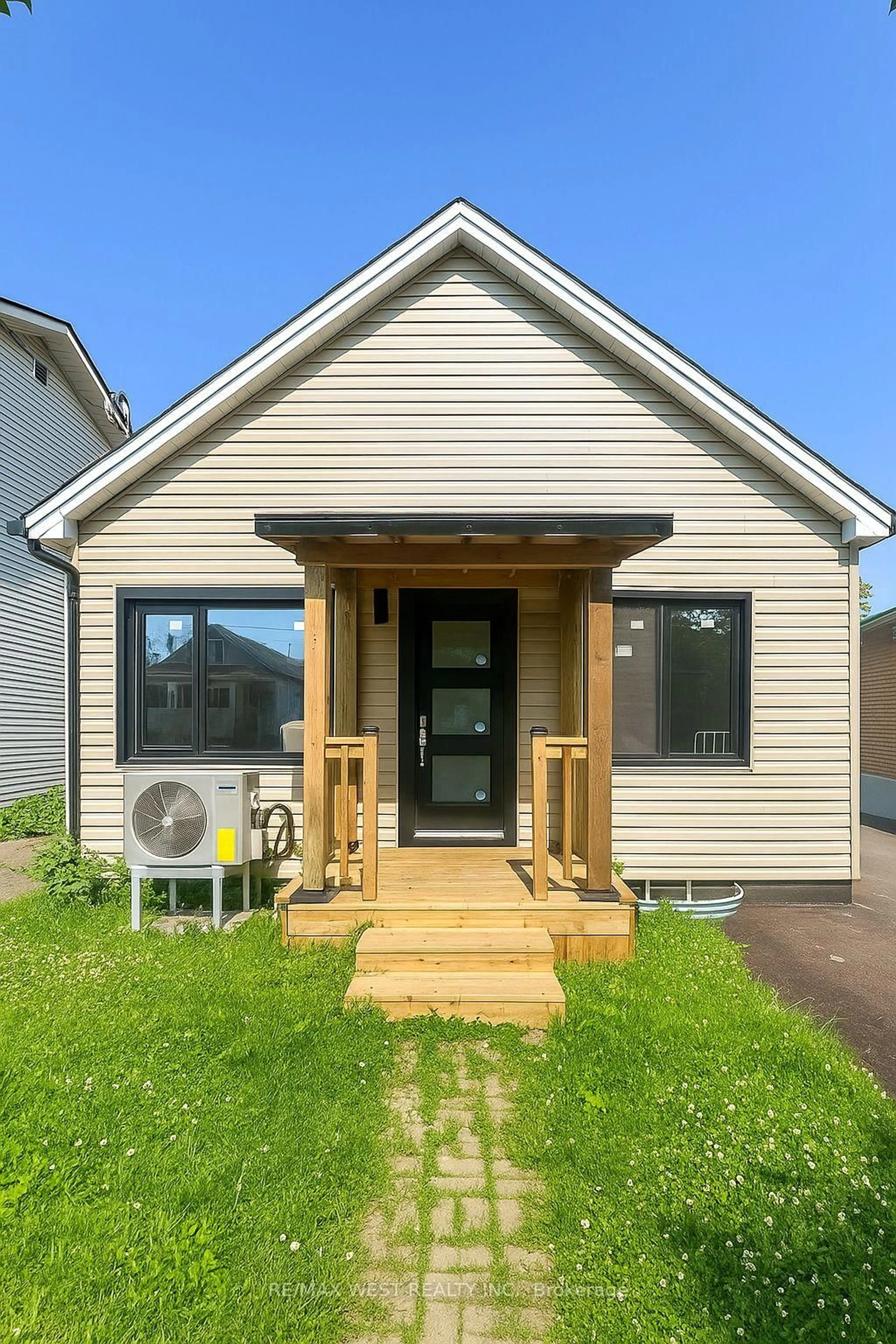 Home with vinyl exterior material, street for 28 Concord Ave, St. Catharines Ontario L2M 5N6