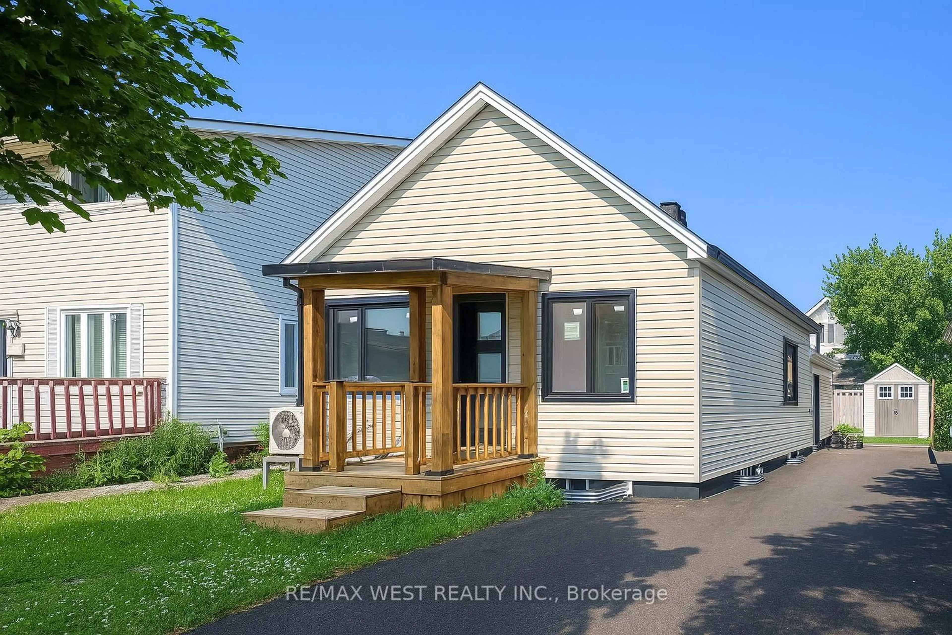 Home with vinyl exterior material, street for 28 Concord Ave, St. Catharines Ontario L2M 5N6