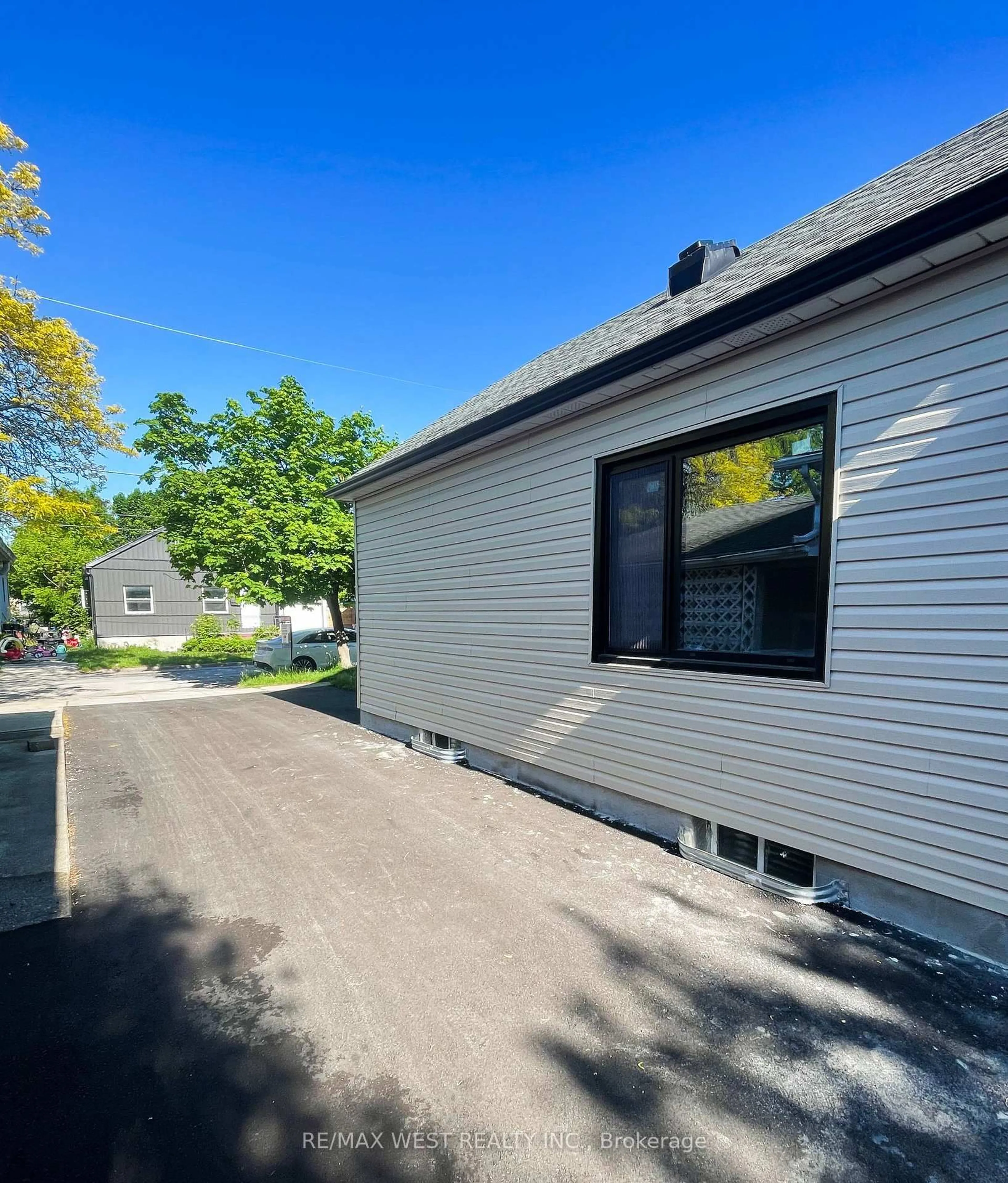 Home with vinyl exterior material, street for 28 Concord Ave, St. Catharines Ontario L2M 5N6