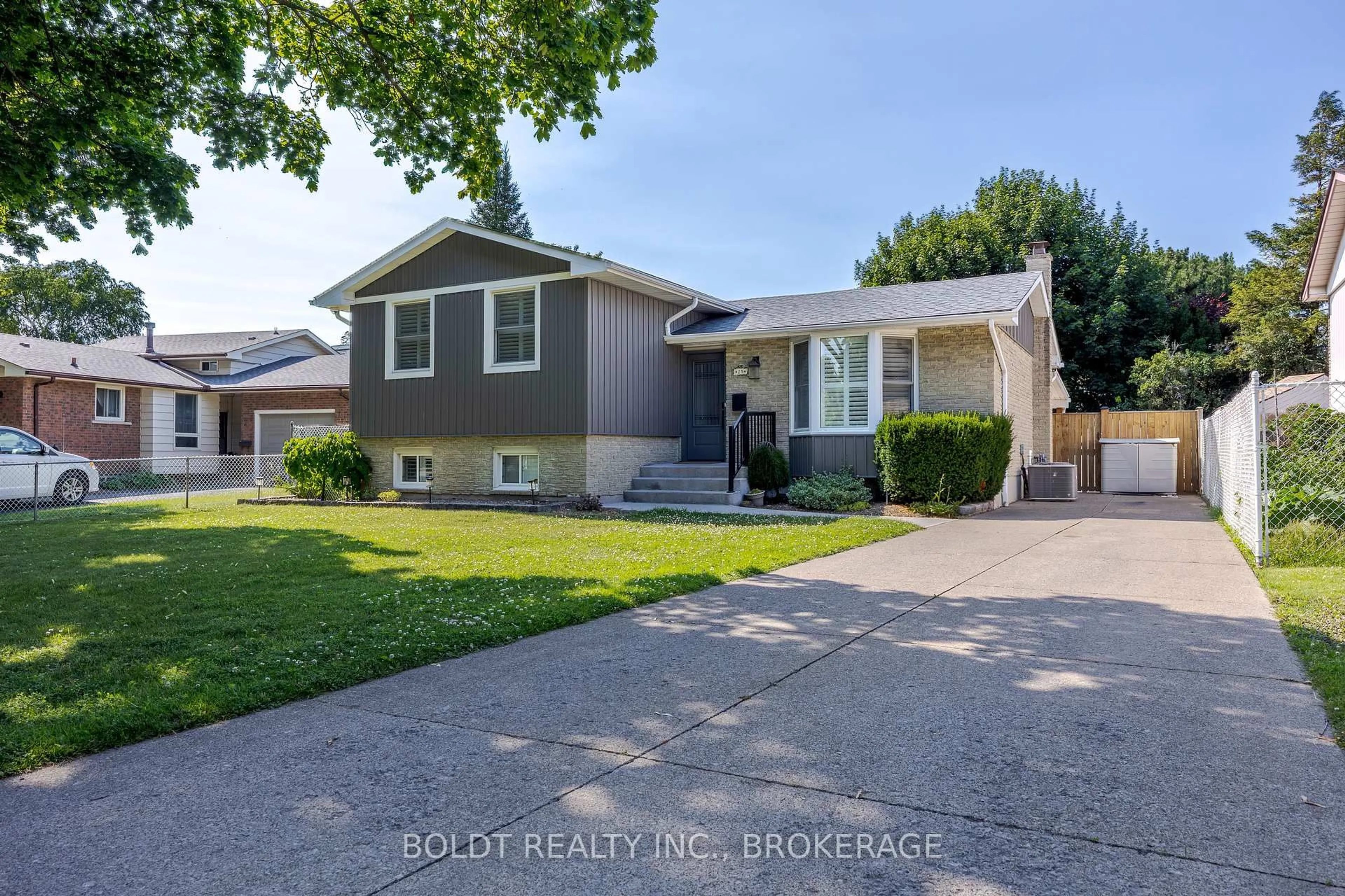Home with vinyl exterior material, street for 25 Greenmeadow Crt, St. Catharines Ontario L2N 6Y6