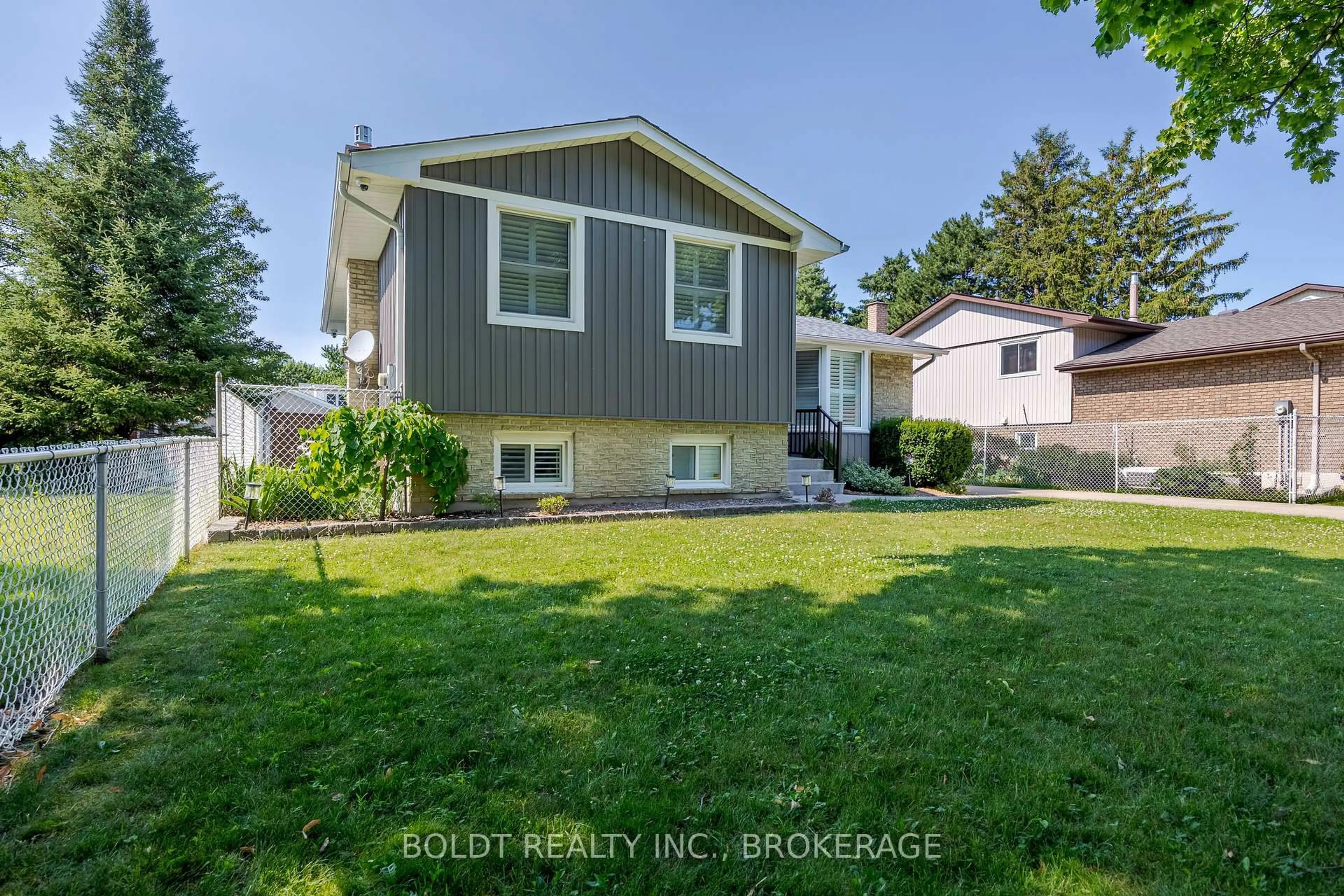 A pic from outside/outdoor area/front of a property/back of a property/a pic from drone, street for 25 Greenmeadow Crt, St. Catharines Ontario L2N 6Y6