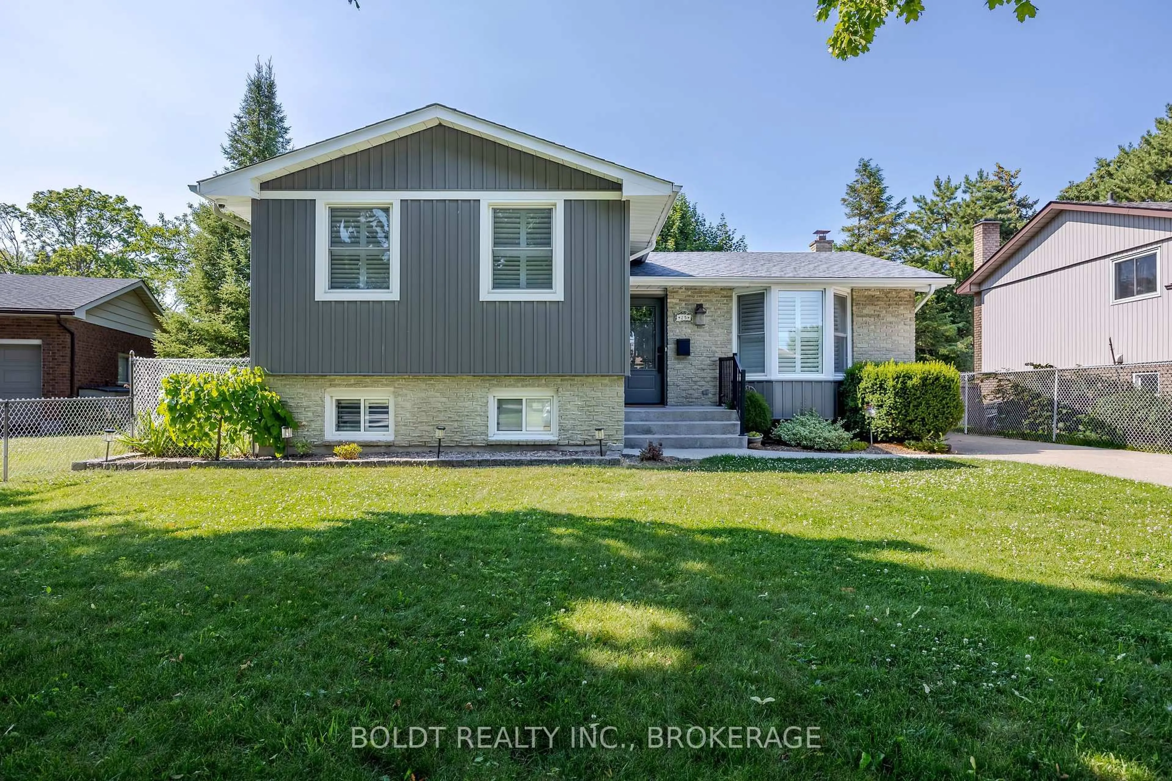Home with vinyl exterior material, street for 25 Greenmeadow Crt, St. Catharines Ontario L2N 6Y6