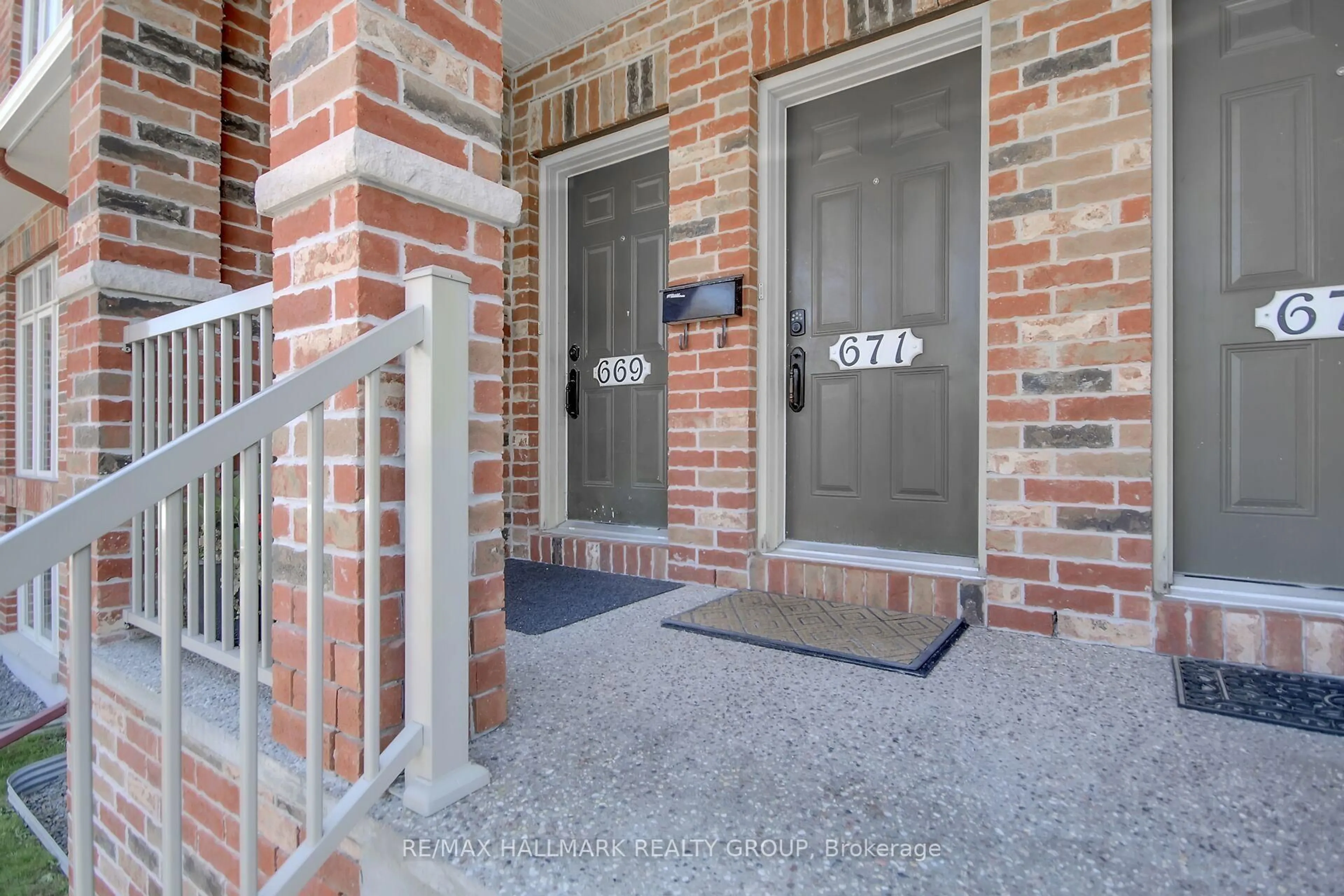 Indoor entryway for 671 Reardon Private #9, Ottawa Ontario K1V 2K8
