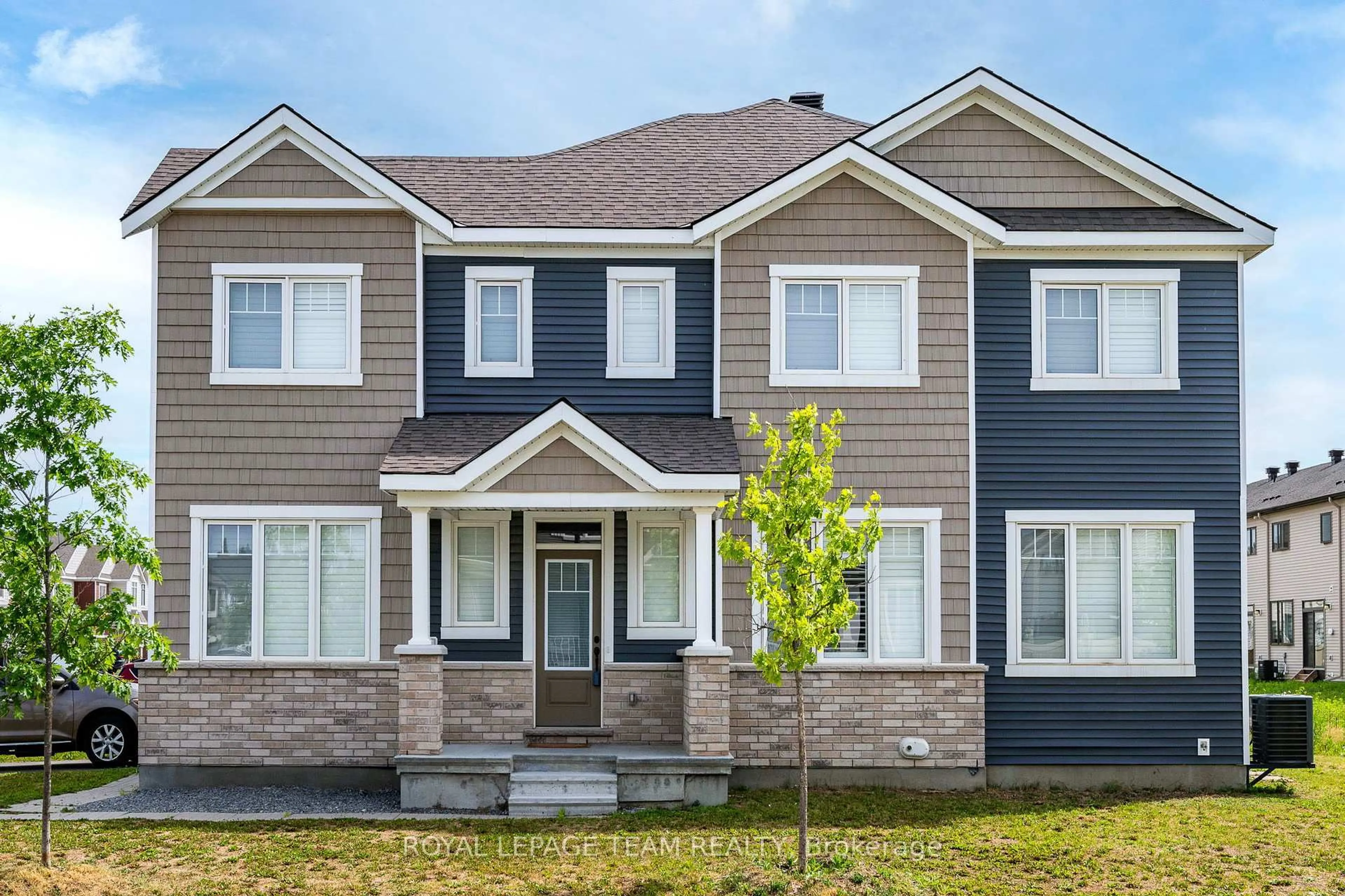 Home with vinyl exterior material, street for 741 Derreen Ave, Stittsville Ontario KK2S 2Y9