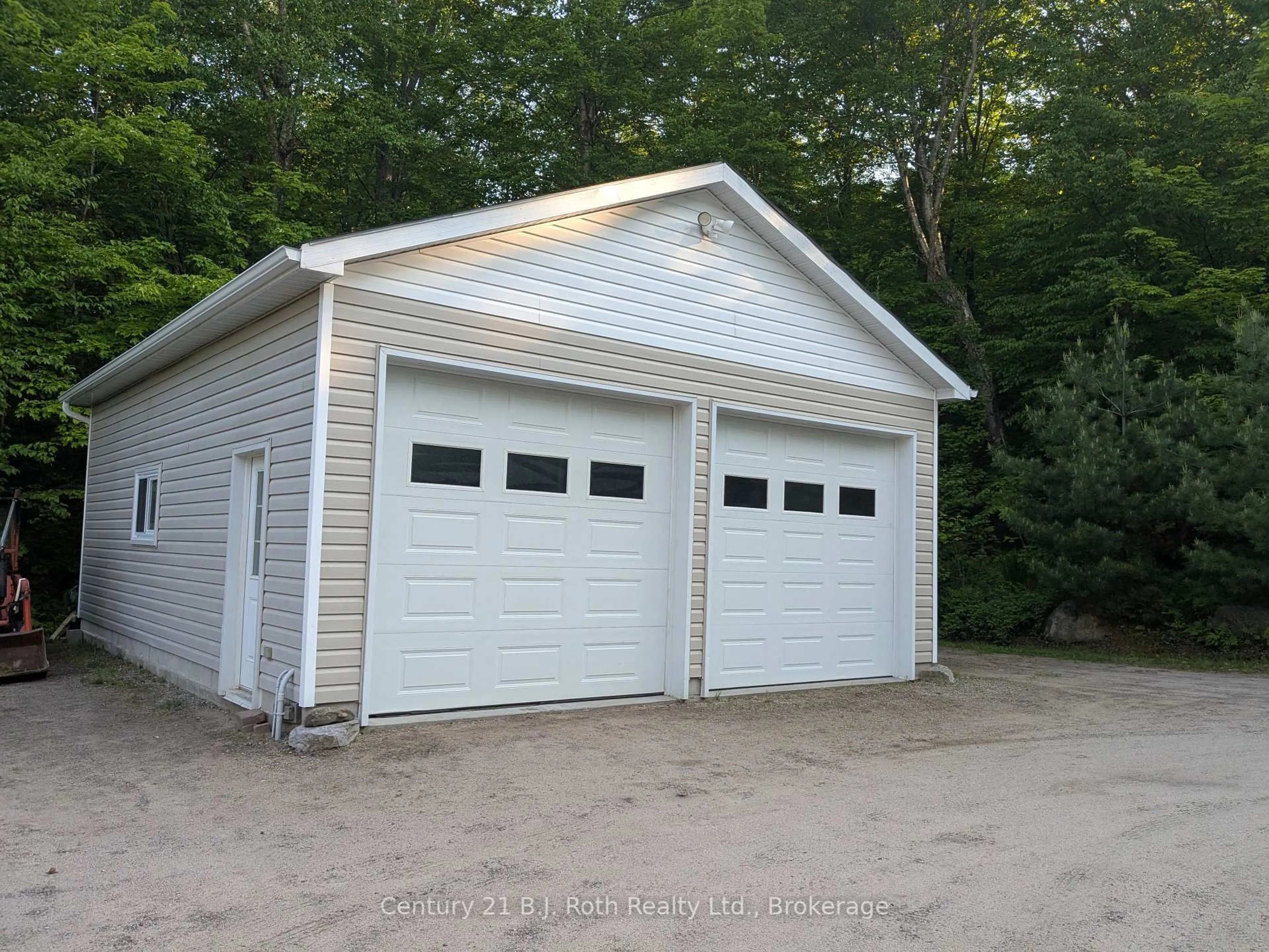 Indoor garage for 77 Holden Rd, Magnetawan Ontario P0A 1P0
