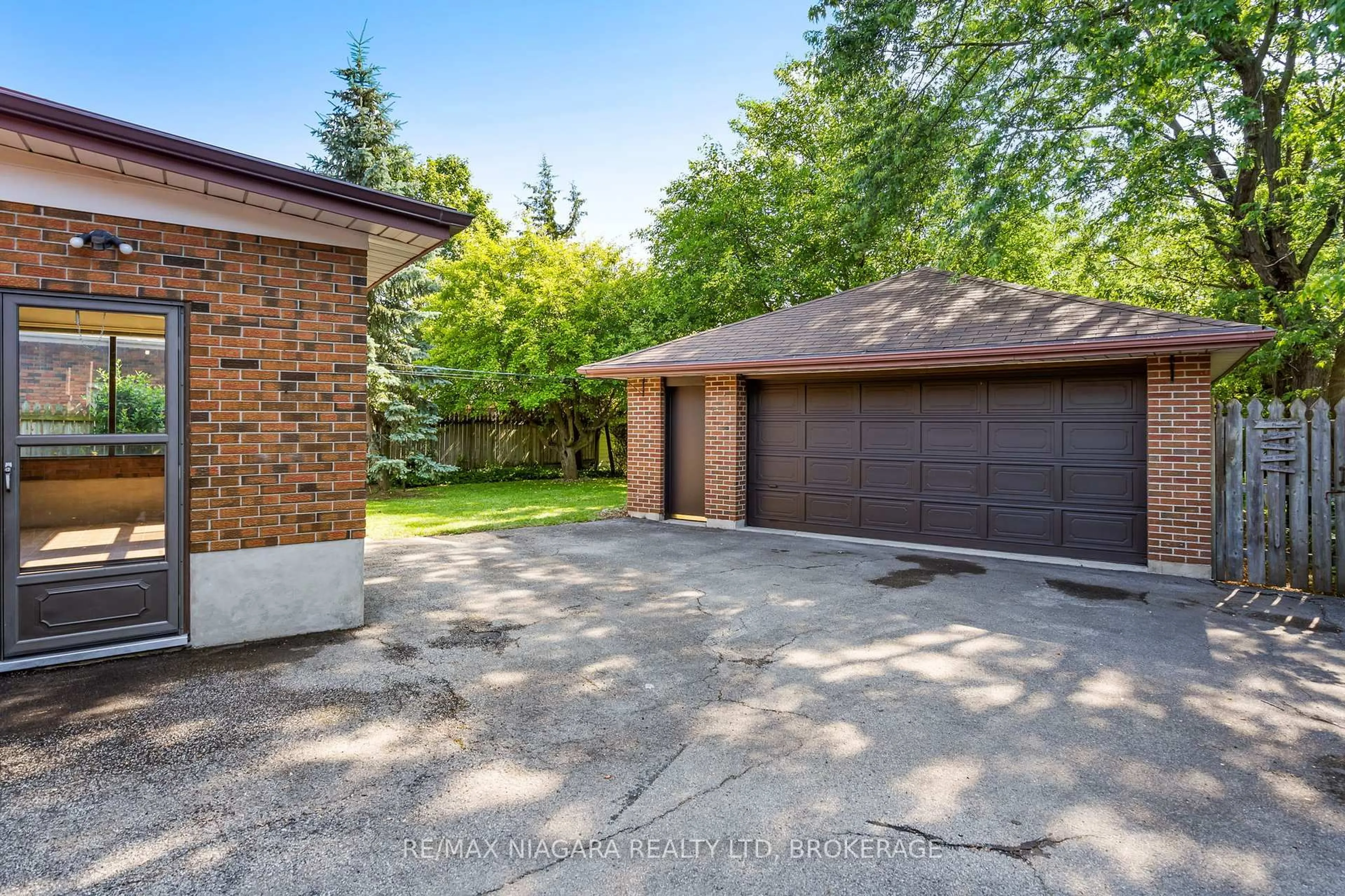 Unknown for 127 Louth St, St. Catharines Ontario L2S 2T8