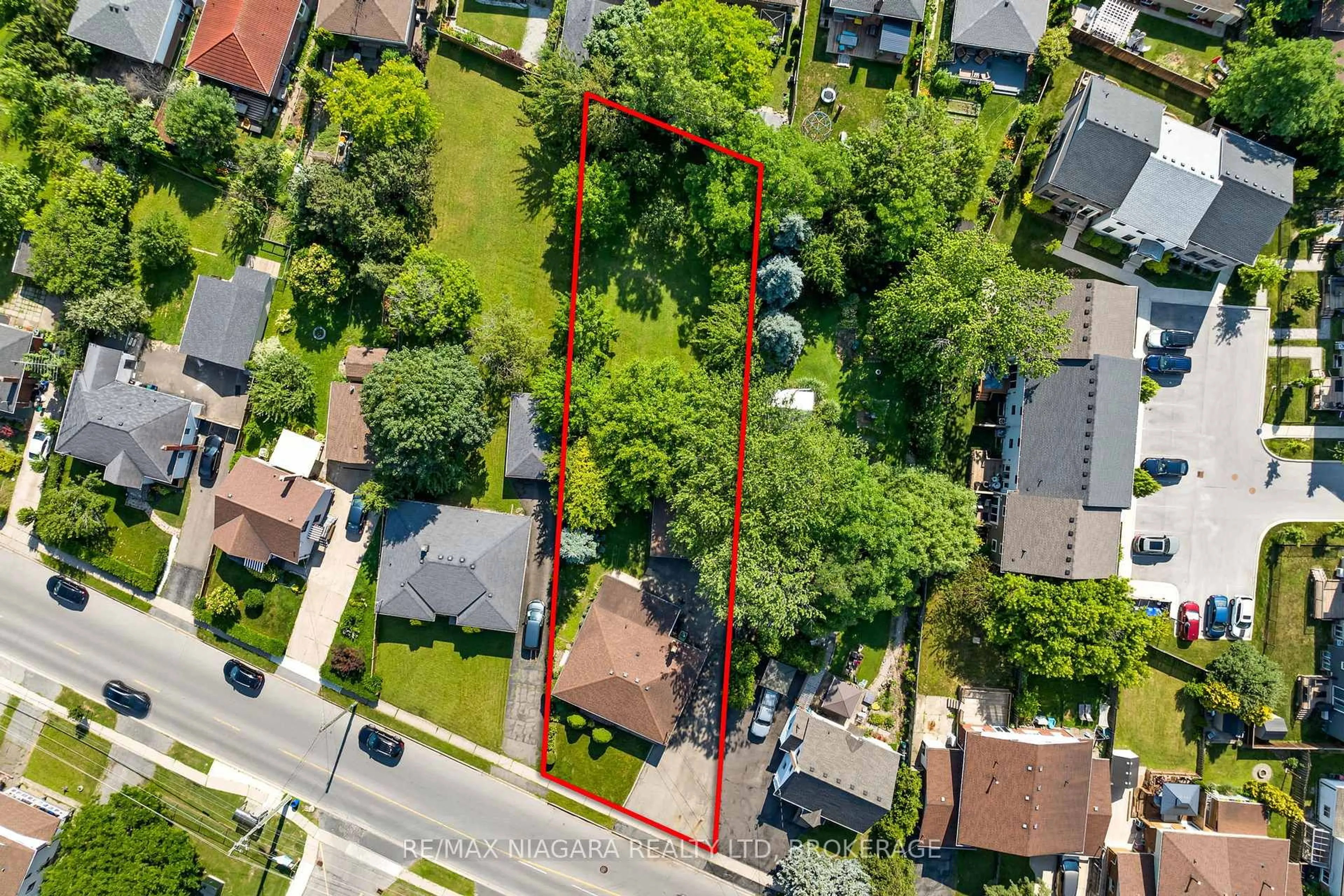 A pic from outside/outdoor area/front of a property/back of a property/a pic from drone, street for 127 Louth St, St. Catharines Ontario L2S 2T8