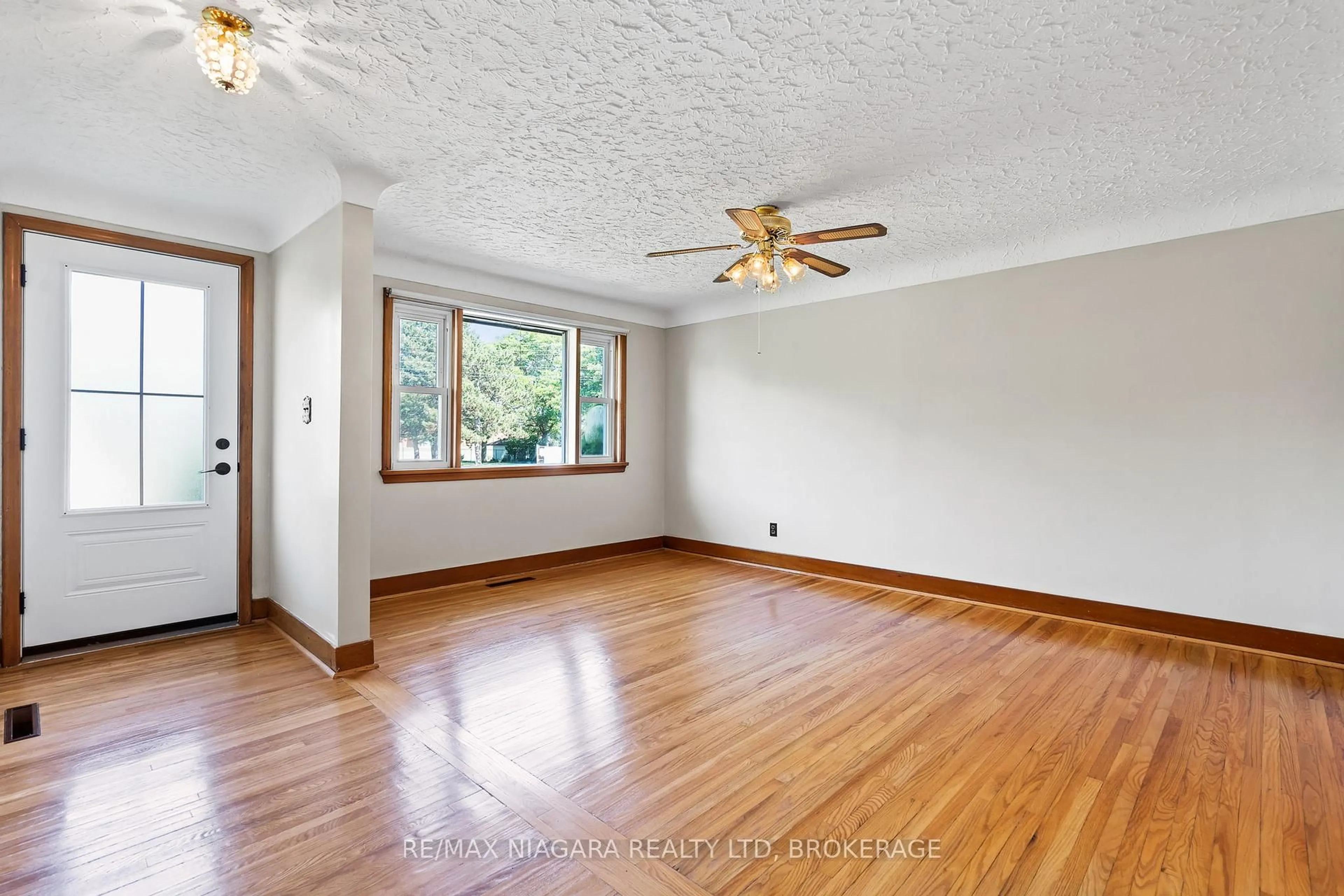 A pic of a room for 127 Louth St, St. Catharines Ontario L2S 2T8