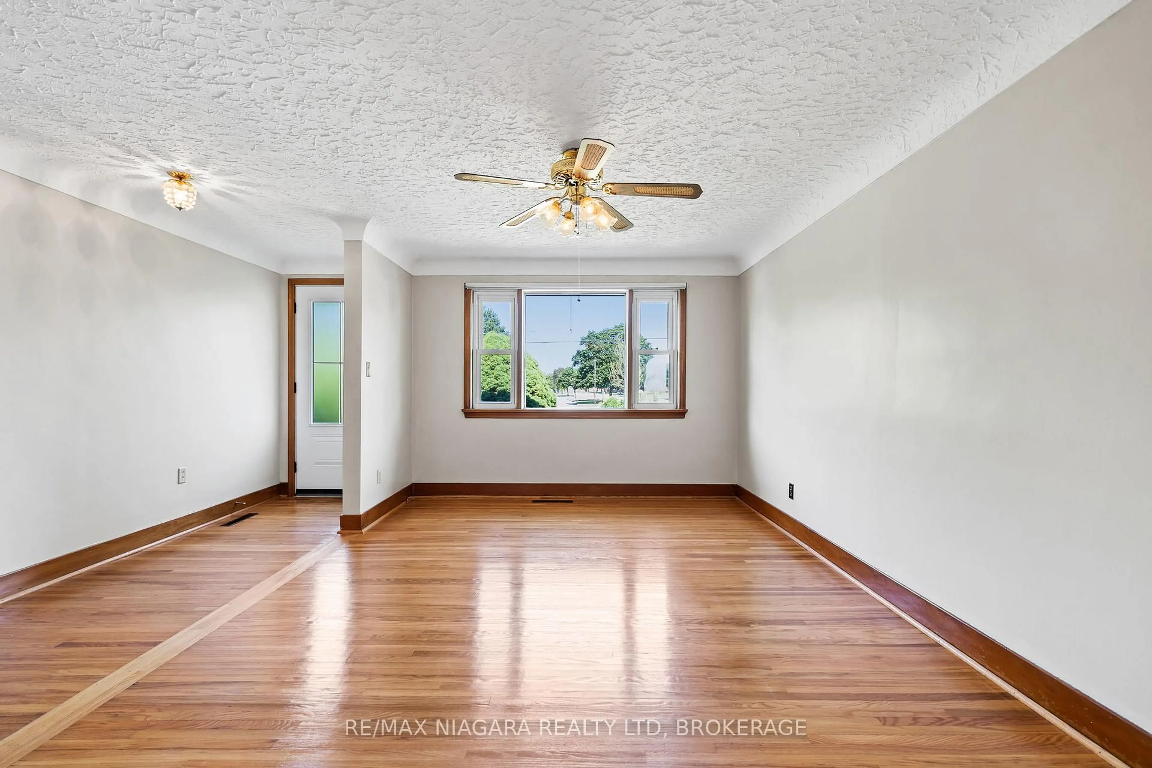A pic of a room for 127 Louth St, St. Catharines Ontario L2S 2T8