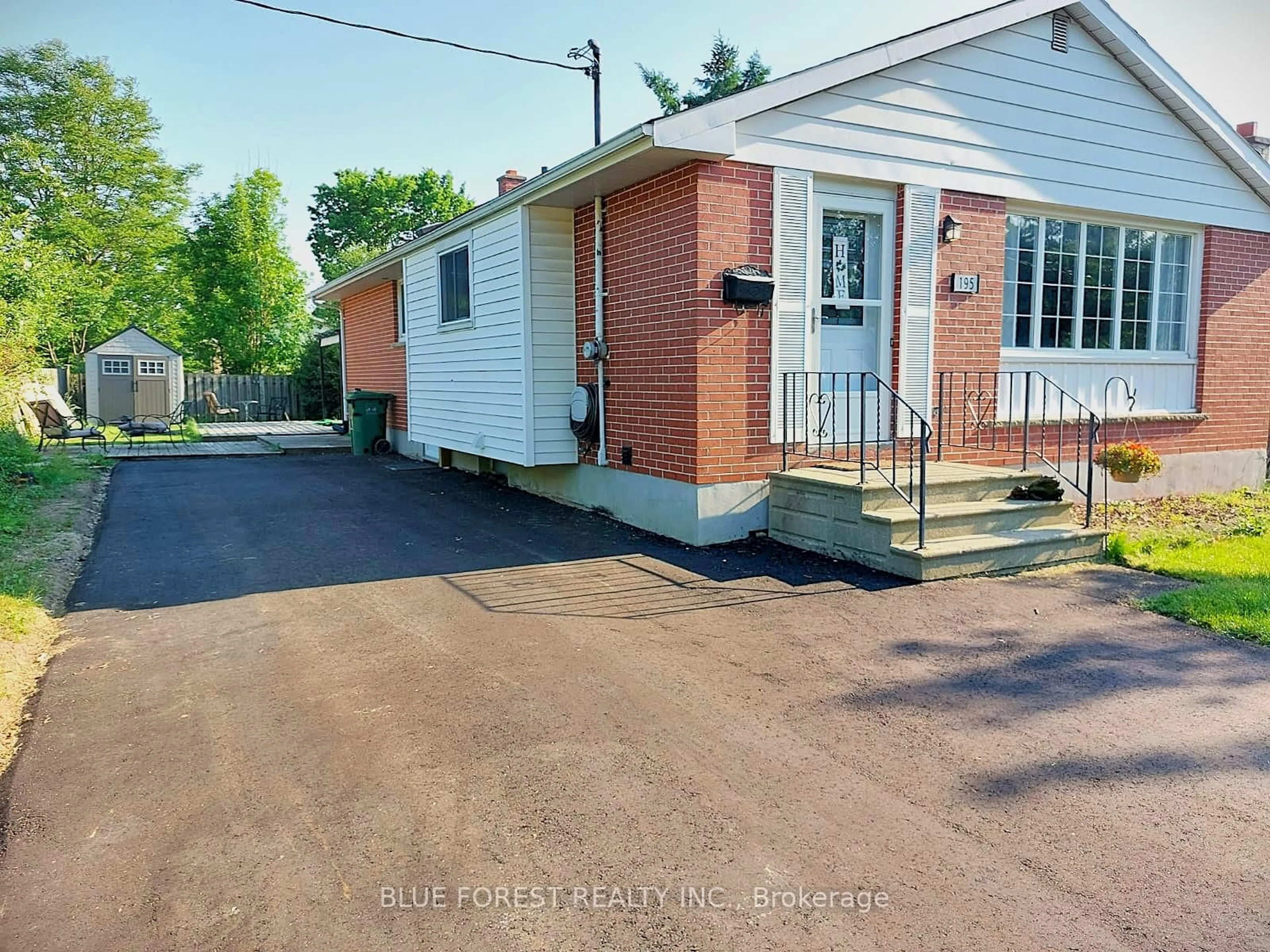 A pic from outside/outdoor area/front of a property/back of a property/a pic from drone, street for 195 Myrtle St, St. Thomas Ontario N5R 2G8