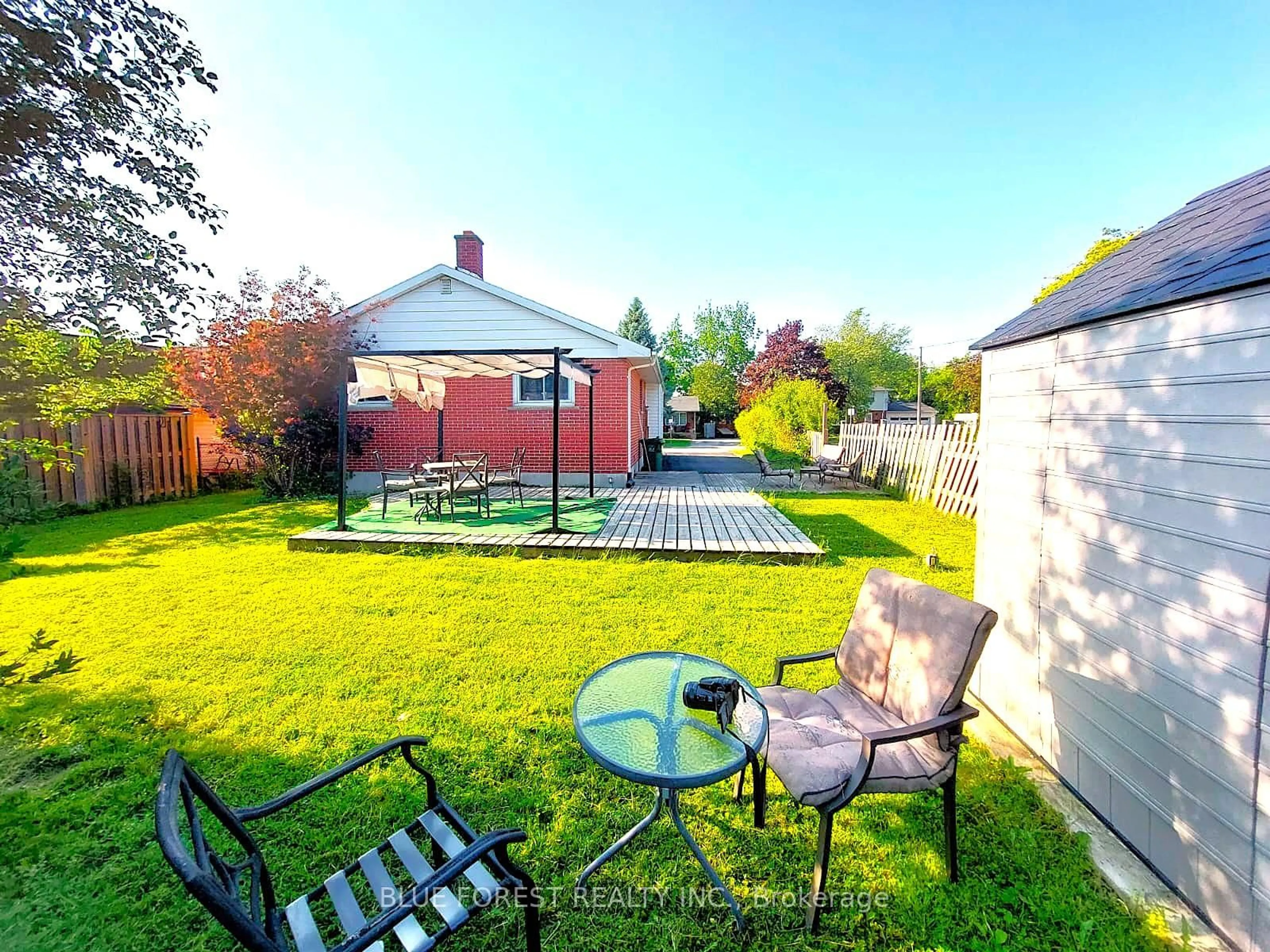A pic from outside/outdoor area/front of a property/back of a property/a pic from drone, street for 195 Myrtle St, St. Thomas Ontario N5R 2G8