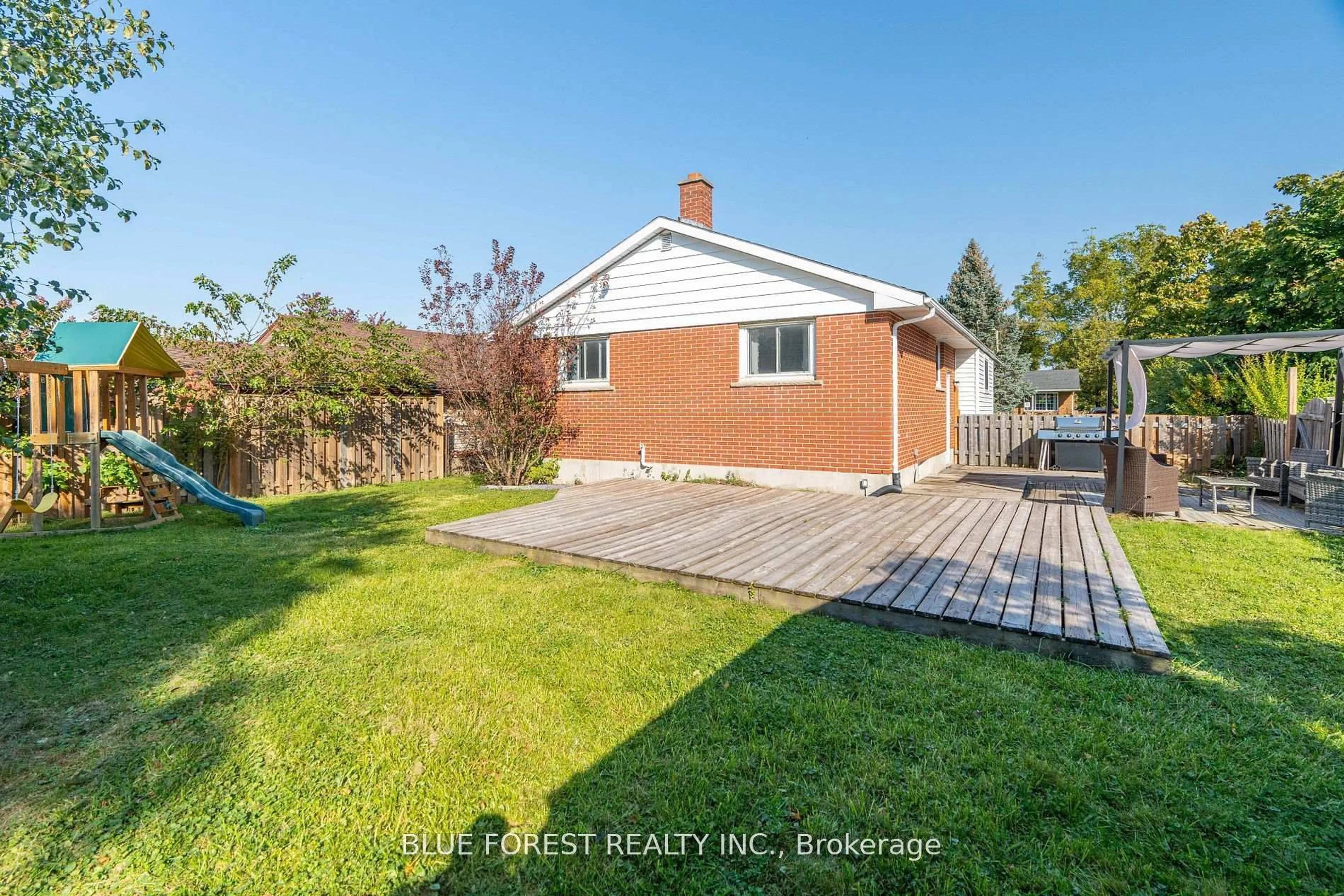 A pic from outside/outdoor area/front of a property/back of a property/a pic from drone, street for 195 Myrtle St, St. Thomas Ontario N5R 2G8