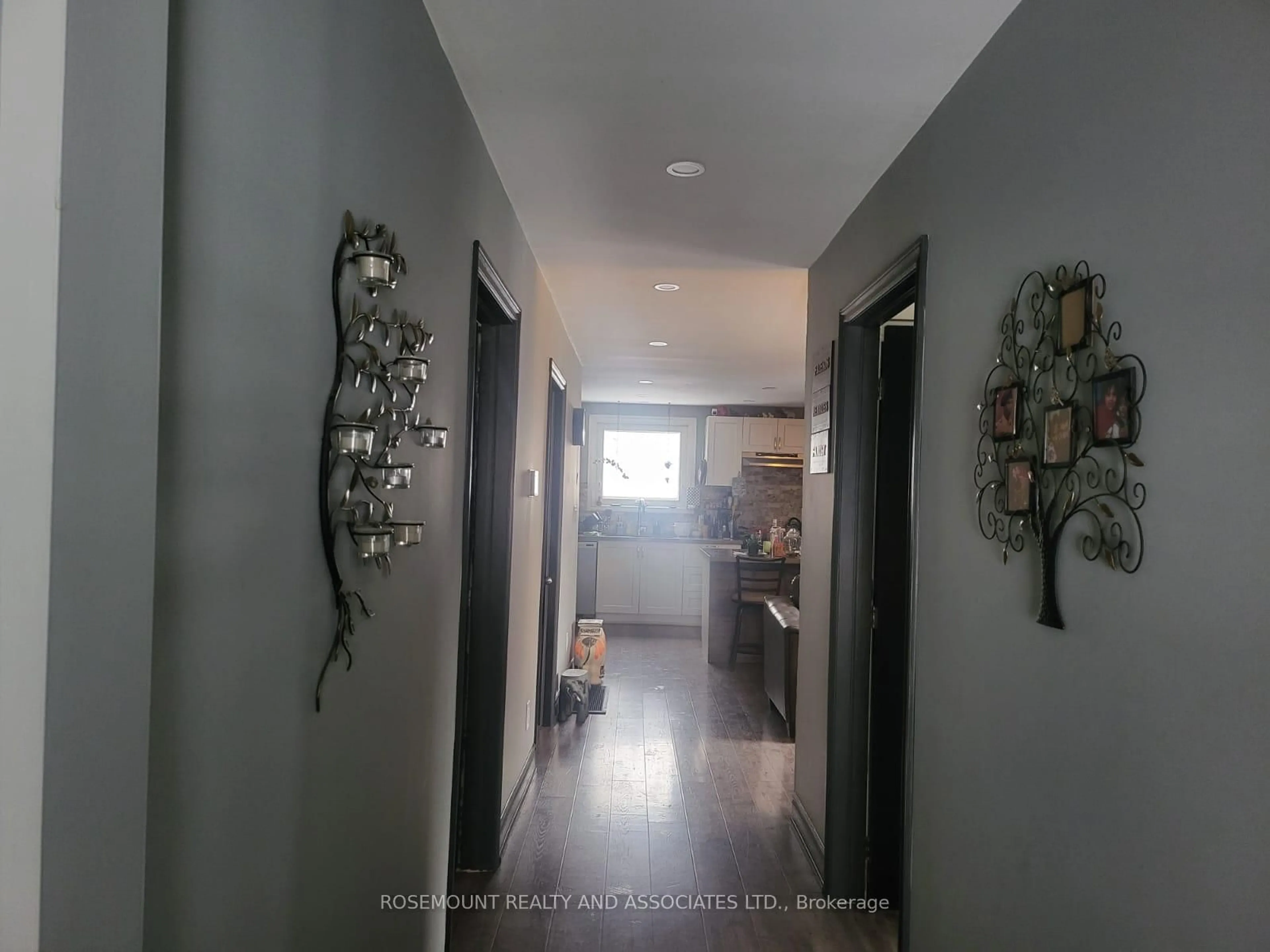 Indoor foyer for 765 Tate Ave, Hamilton Ontario L8H 6M1
