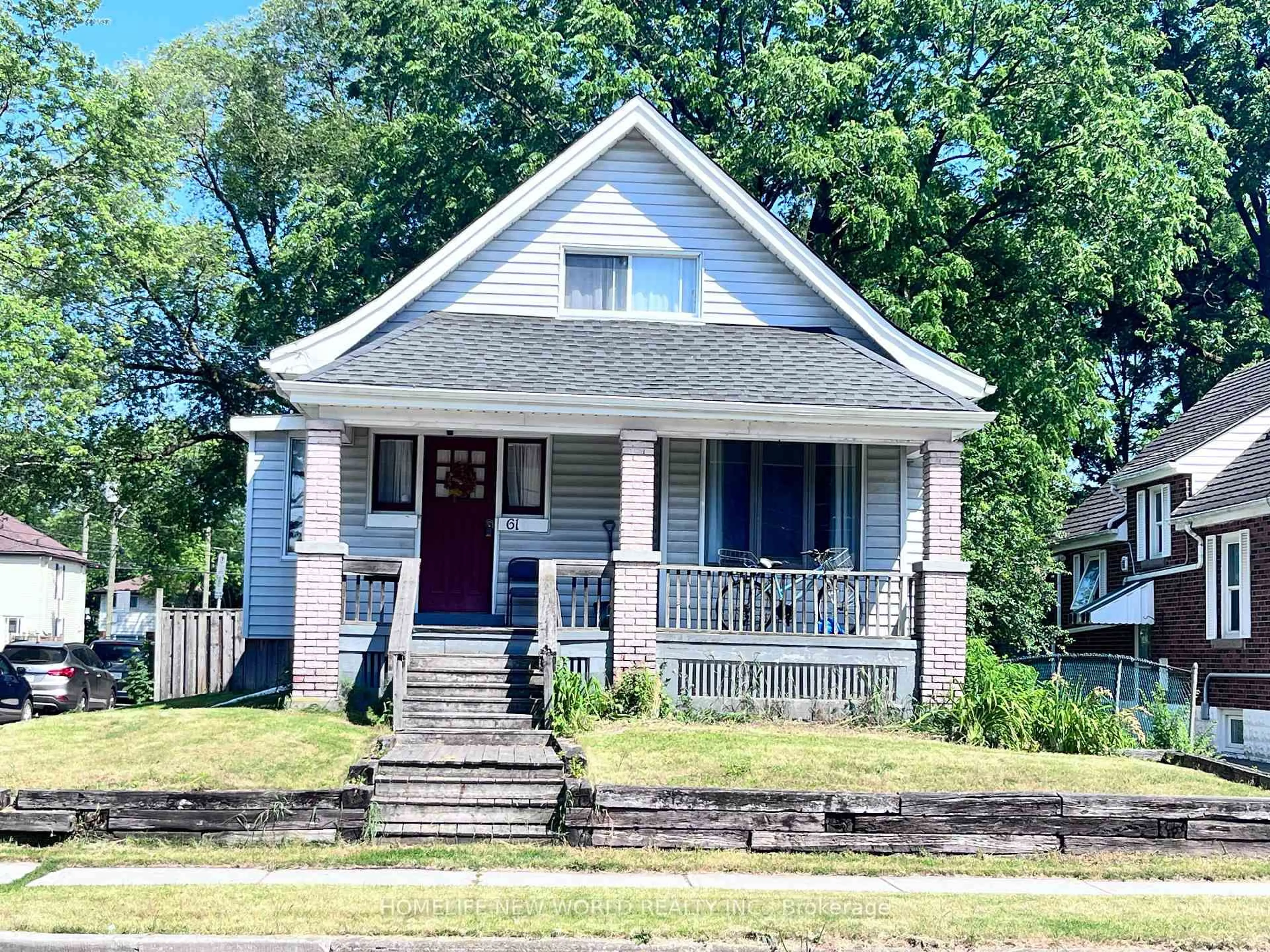 Home with vinyl exterior material, street for 61 Broadway Ave, Hamilton Ontario L8S 2V9