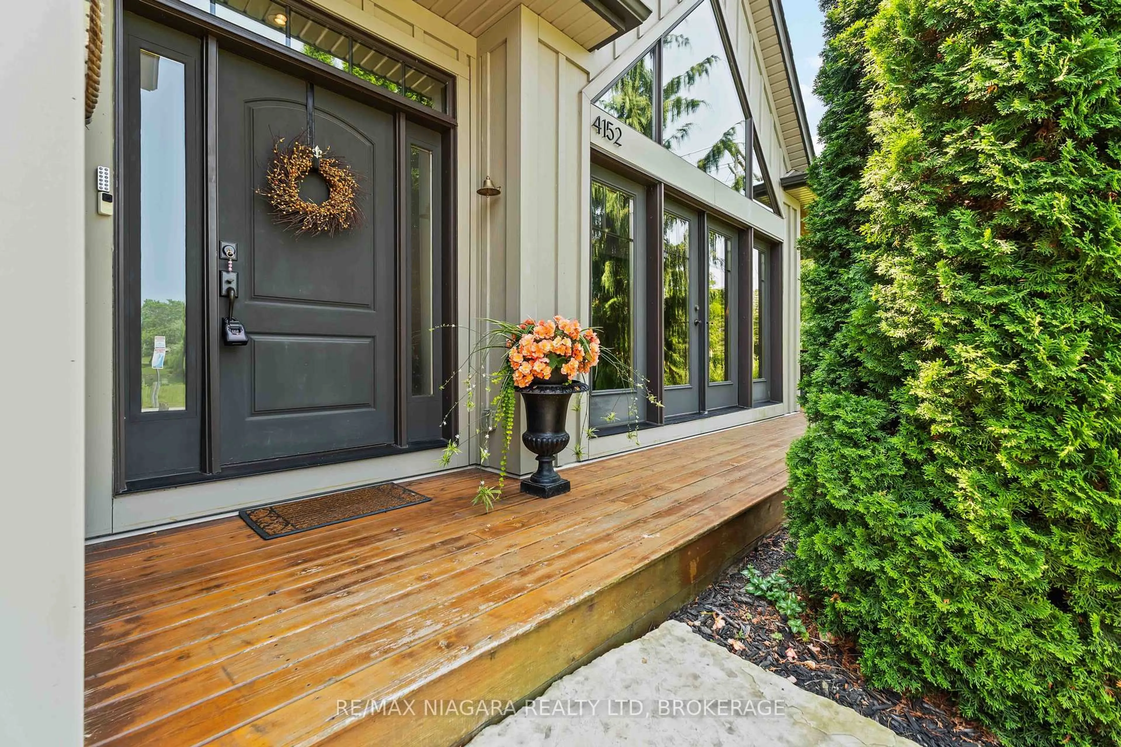 Indoor entryway for 4152 Bridgewater St, Niagara Falls Ontario L2G 6H7
