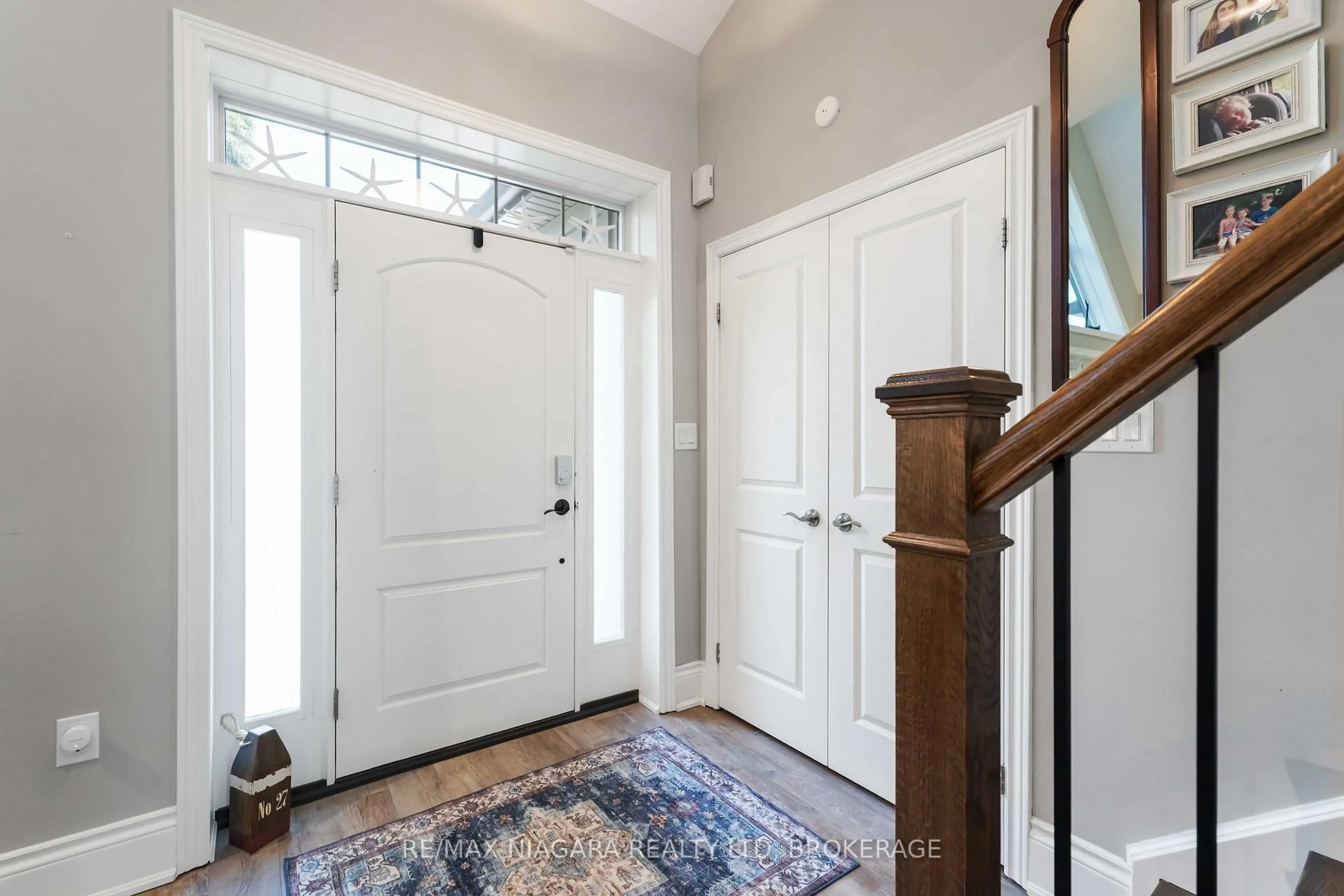 Indoor entryway for 4152 Bridgewater St, Niagara Falls Ontario L2G 6H7