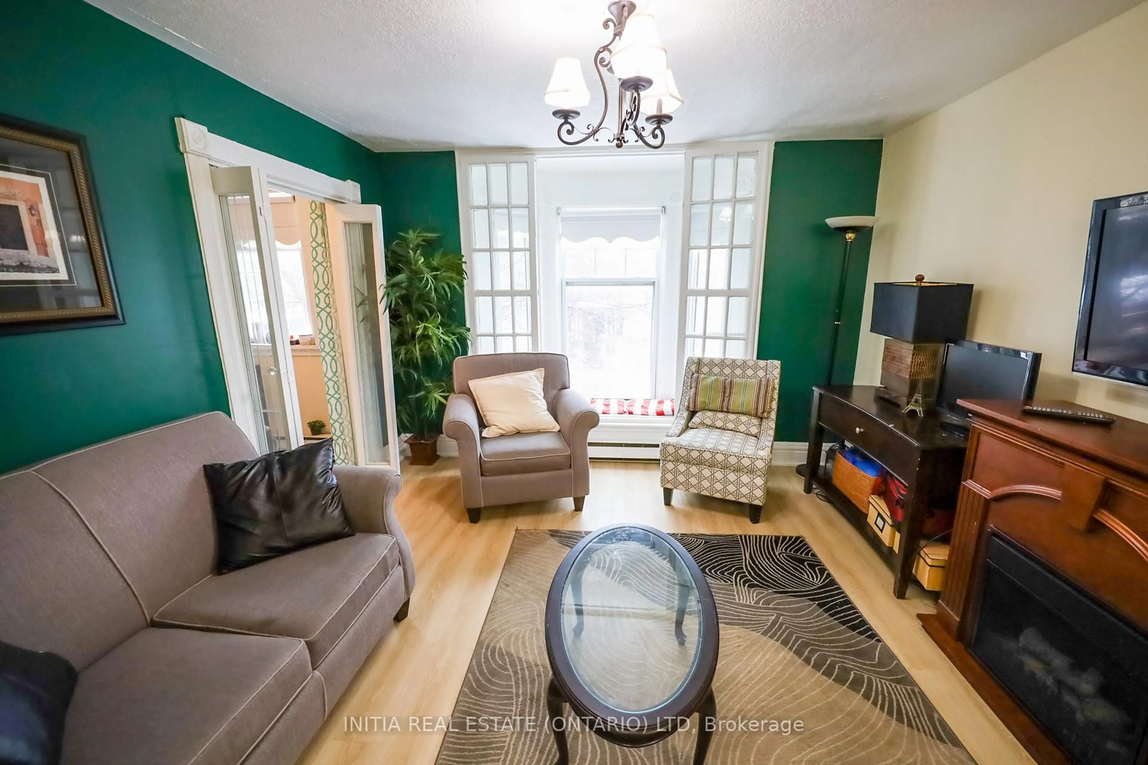 Living room with furniture, wood/laminate floor for 552 Adelaide St, London East Ontario N6B 3J5