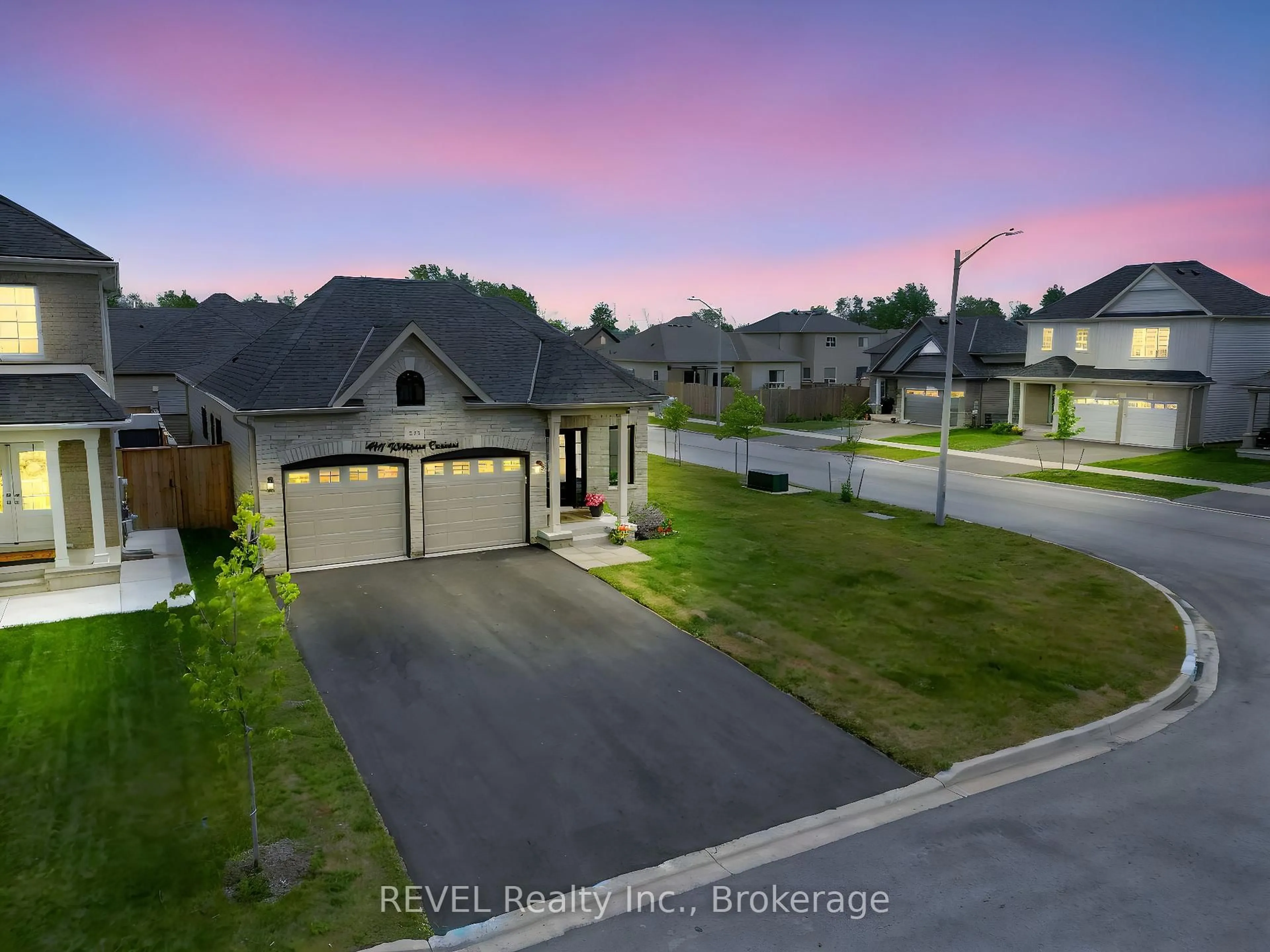 A pic from outside/outdoor area/front of a property/back of a property/a pic from drone, street for 414 Williams Cres, Fort Erie Ontario L2A 0E9