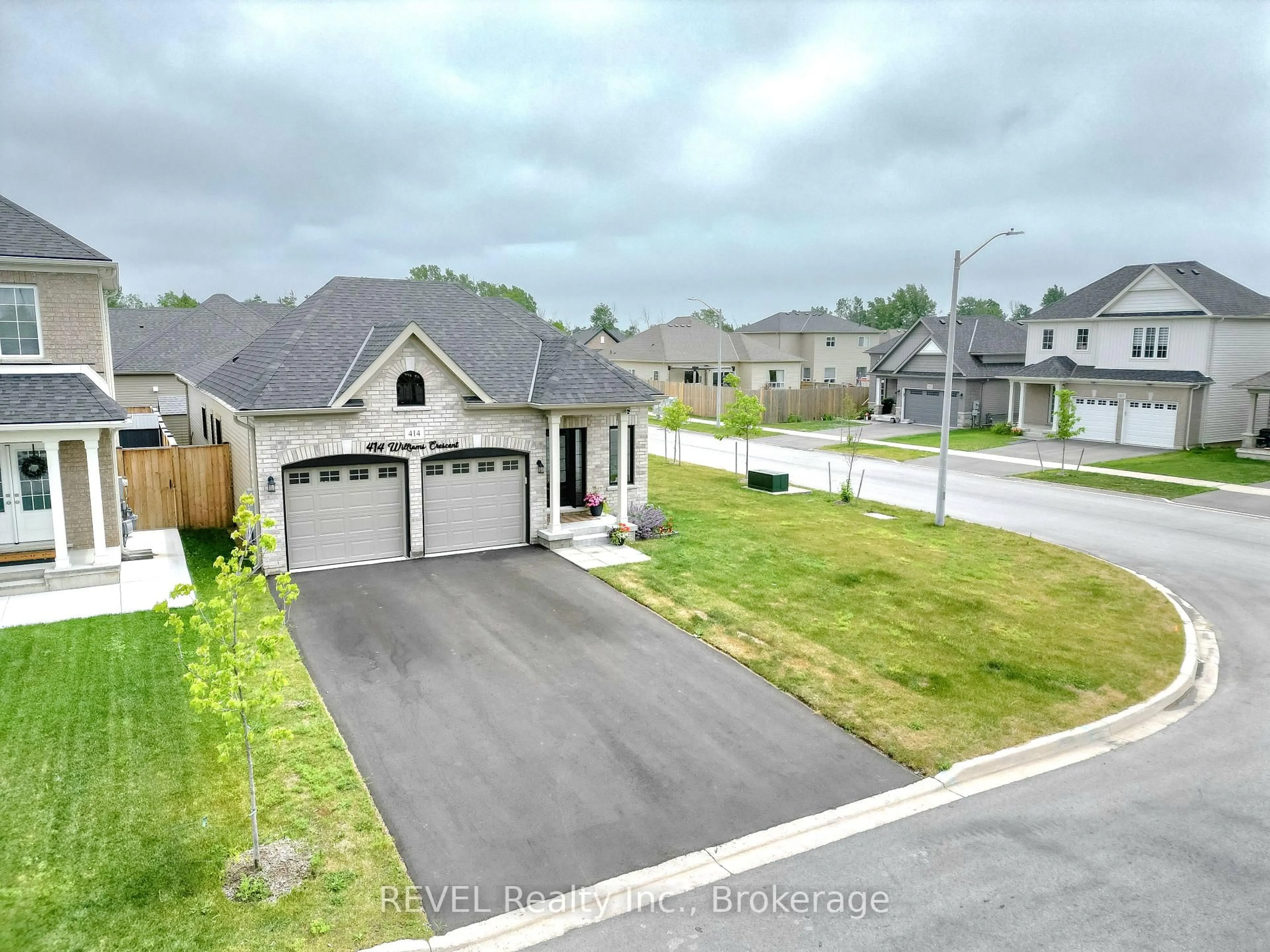 A pic from outside/outdoor area/front of a property/back of a property/a pic from drone, street for 414 Williams Cres, Fort Erie Ontario L2A 0E9