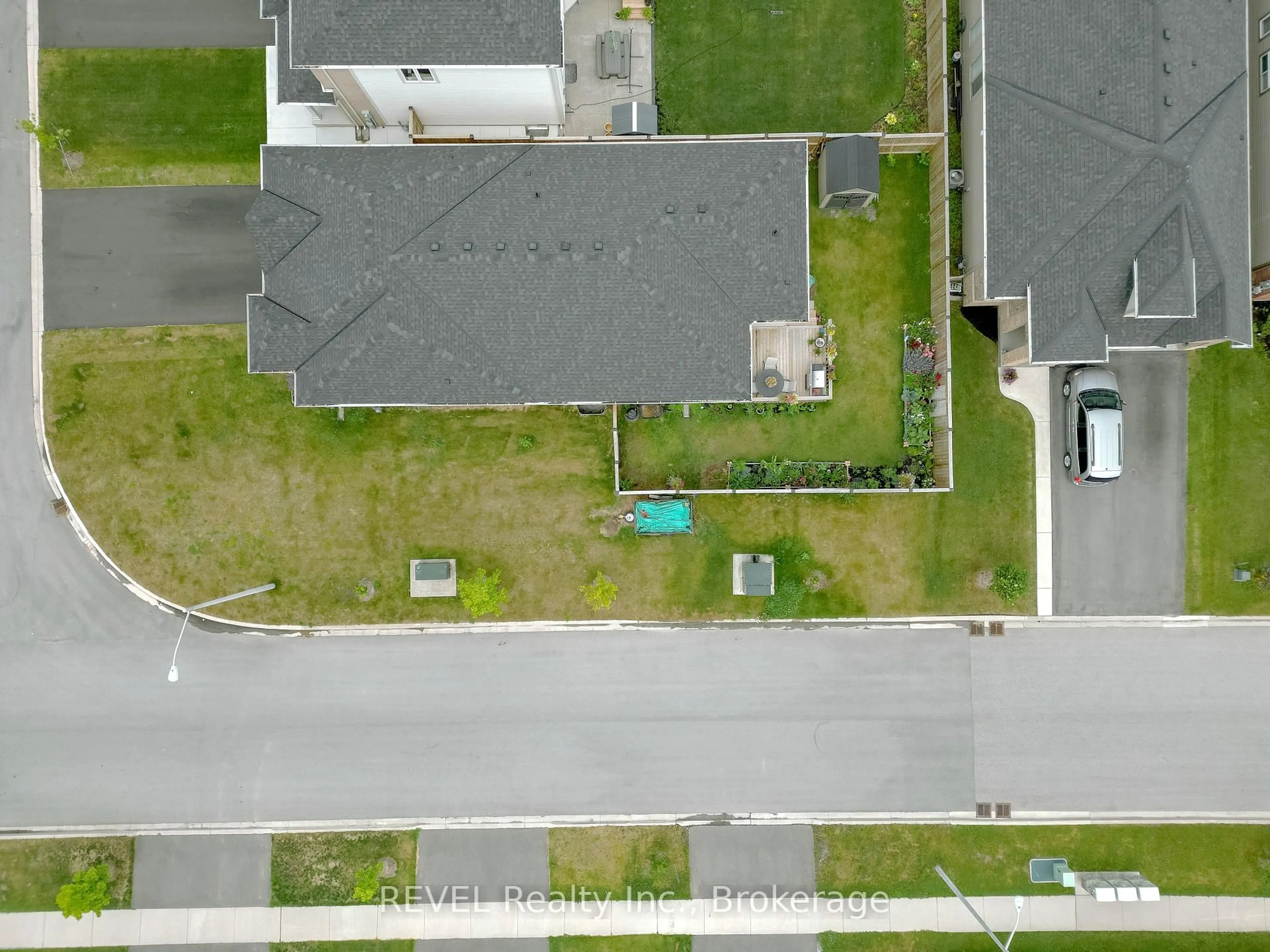 A pic from outside/outdoor area/front of a property/back of a property/a pic from drone, city buildings view from balcony for 414 Williams Cres, Fort Erie Ontario L2A 0E9