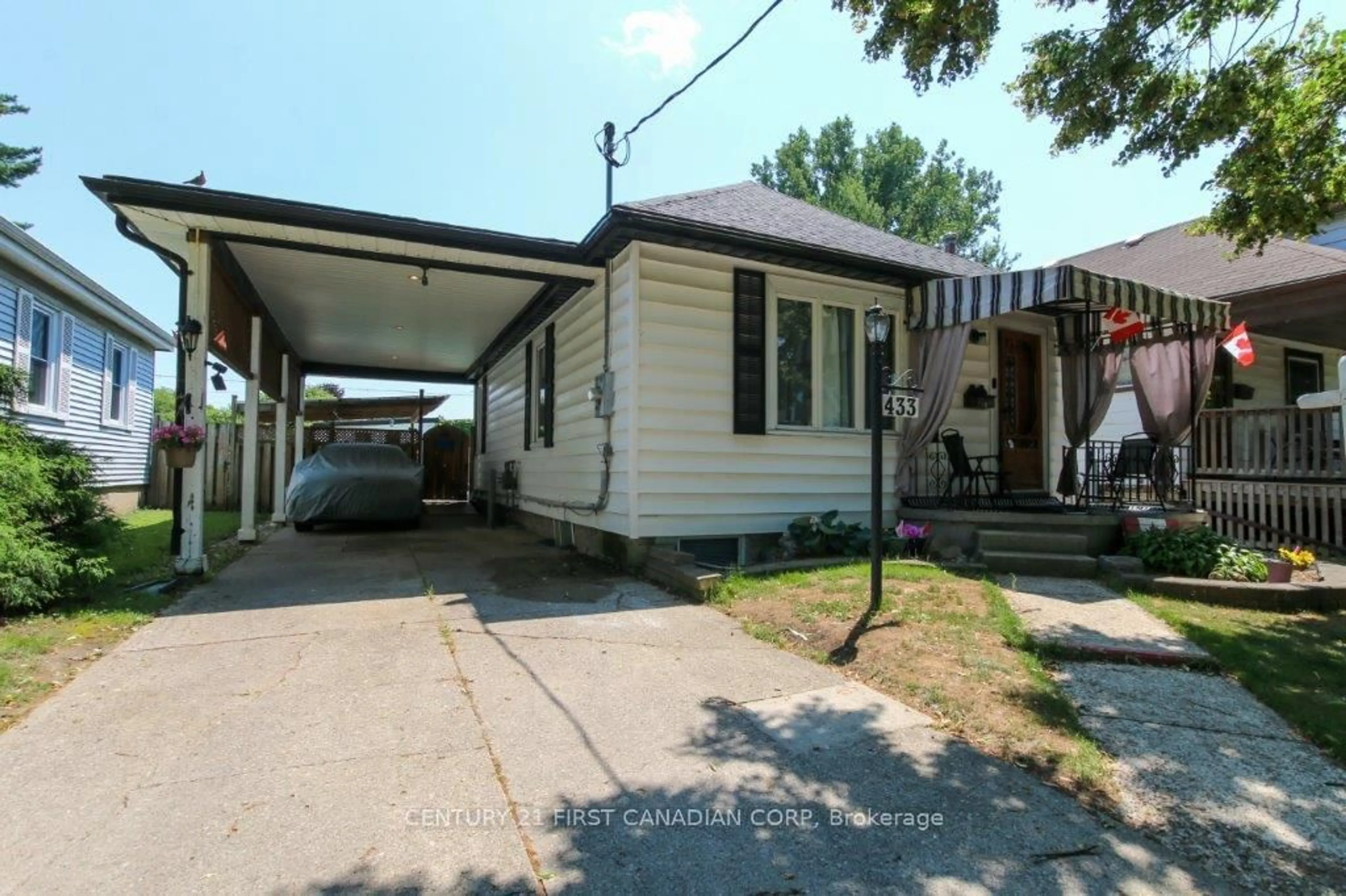 Home with vinyl exterior material, street for 433 Salisbury St, London East Ontario N5Y 3B3