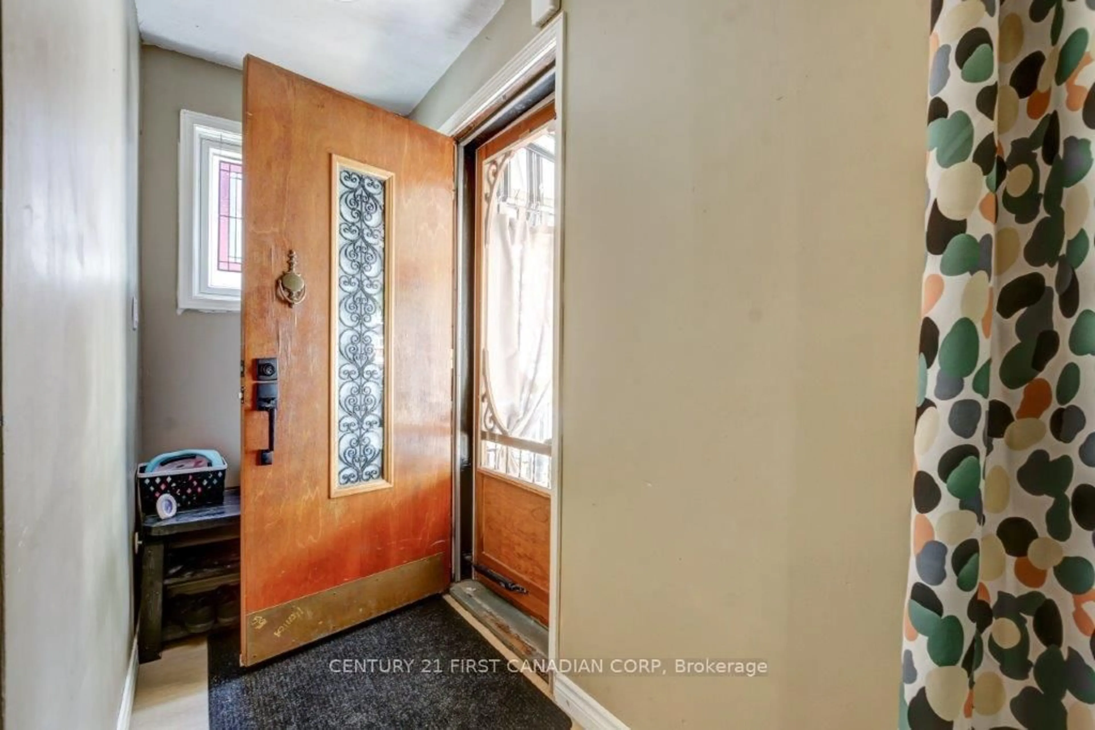 Indoor entryway for 433 Salisbury St, London East Ontario N5Y 3B3