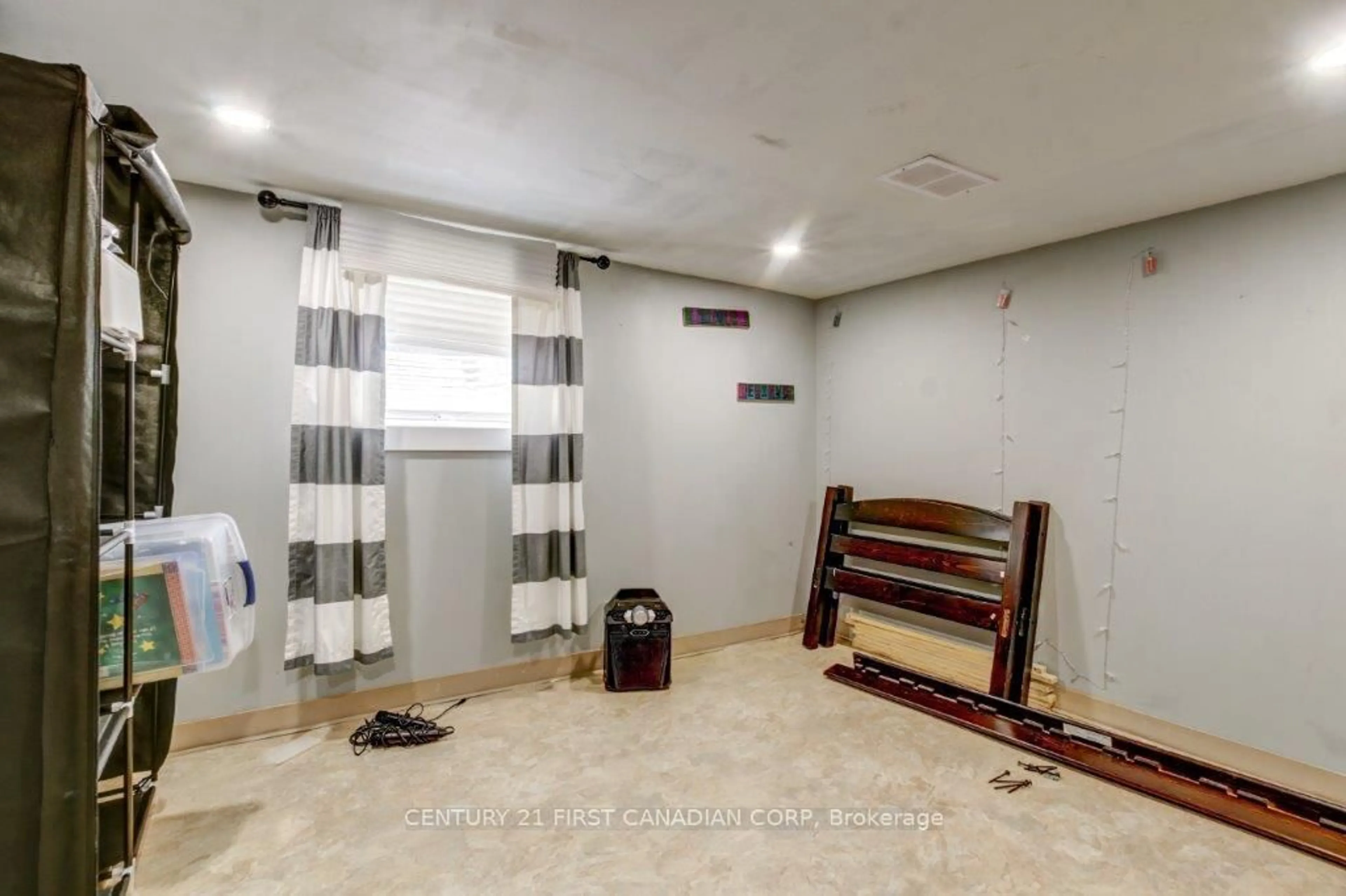 A pic of a room for 433 Salisbury St, London East Ontario N5Y 3B3