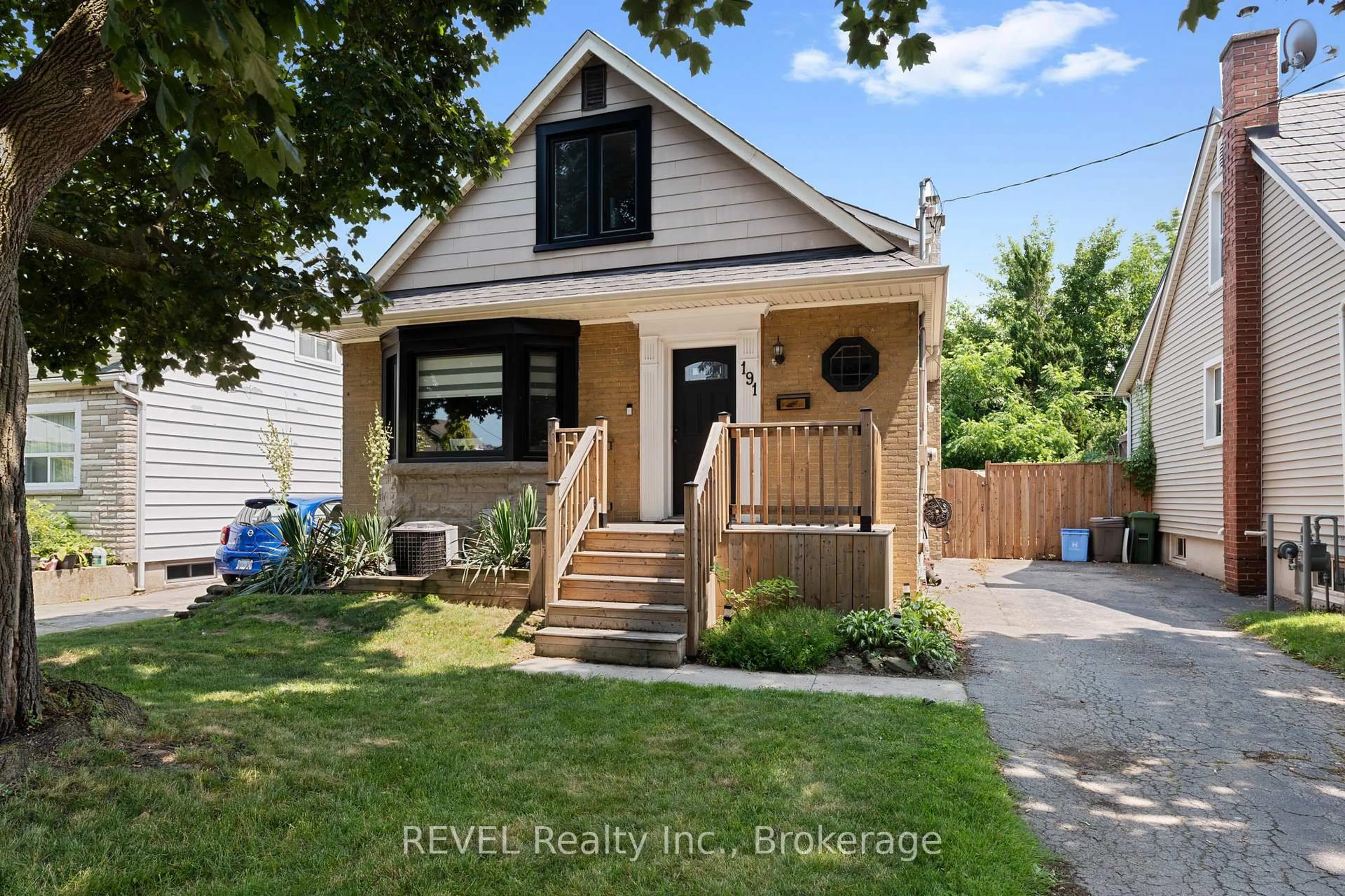 Home with vinyl exterior material, street for 191 Auburn Ave, Hamilton Ontario L8K 3B4
