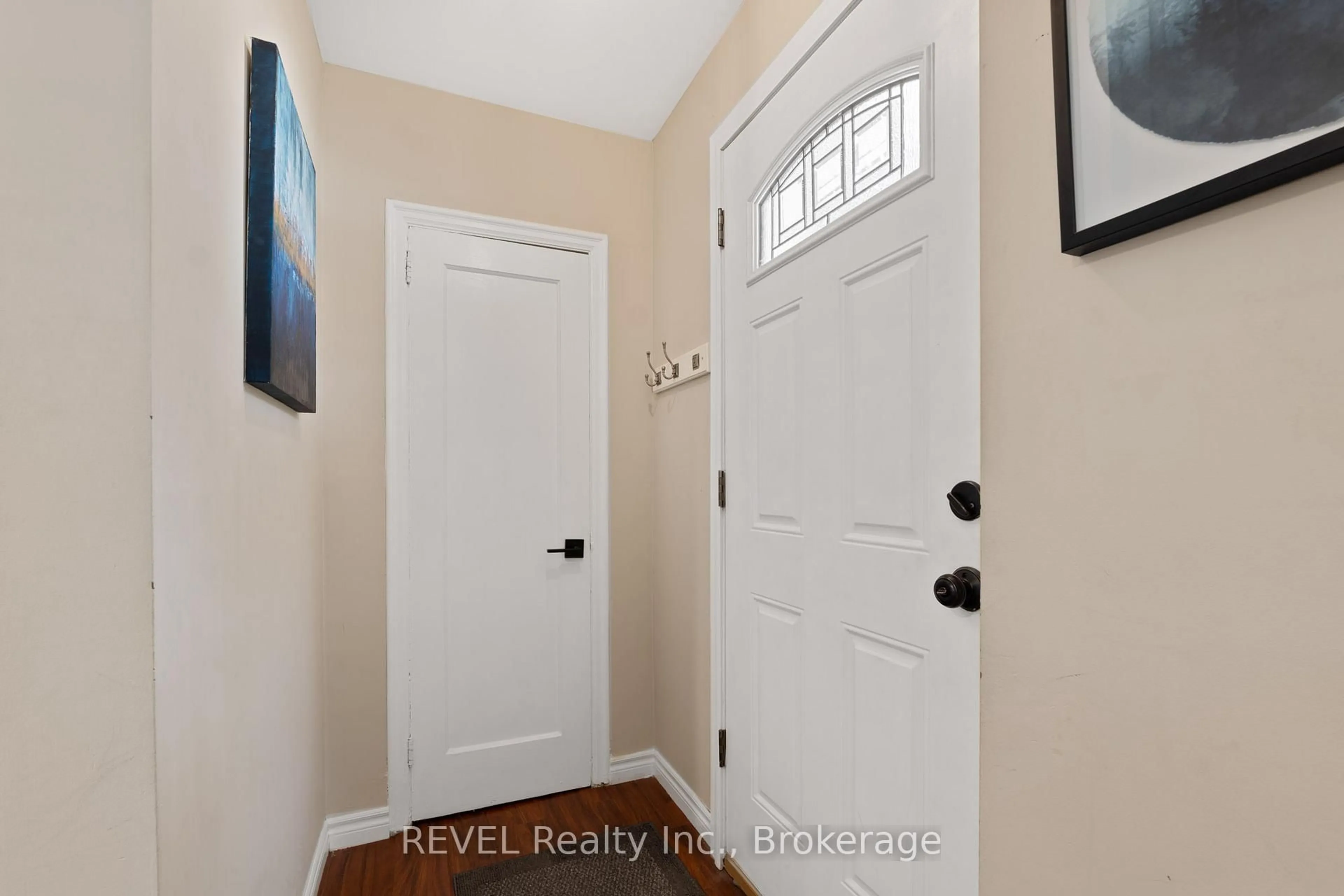 Indoor entryway for 191 Auburn Ave, Hamilton Ontario L8K 3B4