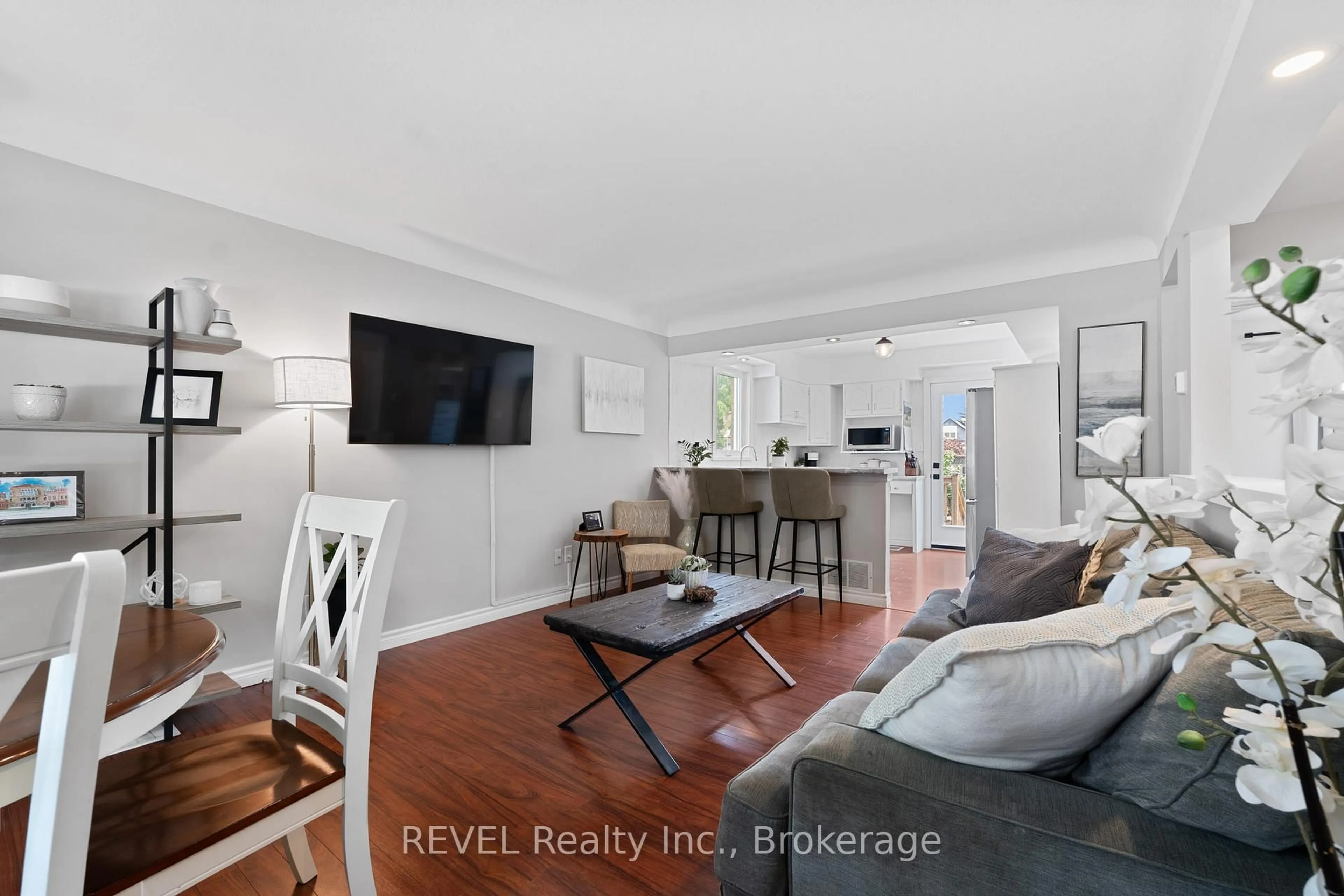 Living room with furniture, unknown for 191 Auburn Ave, Hamilton Ontario L8K 3B4