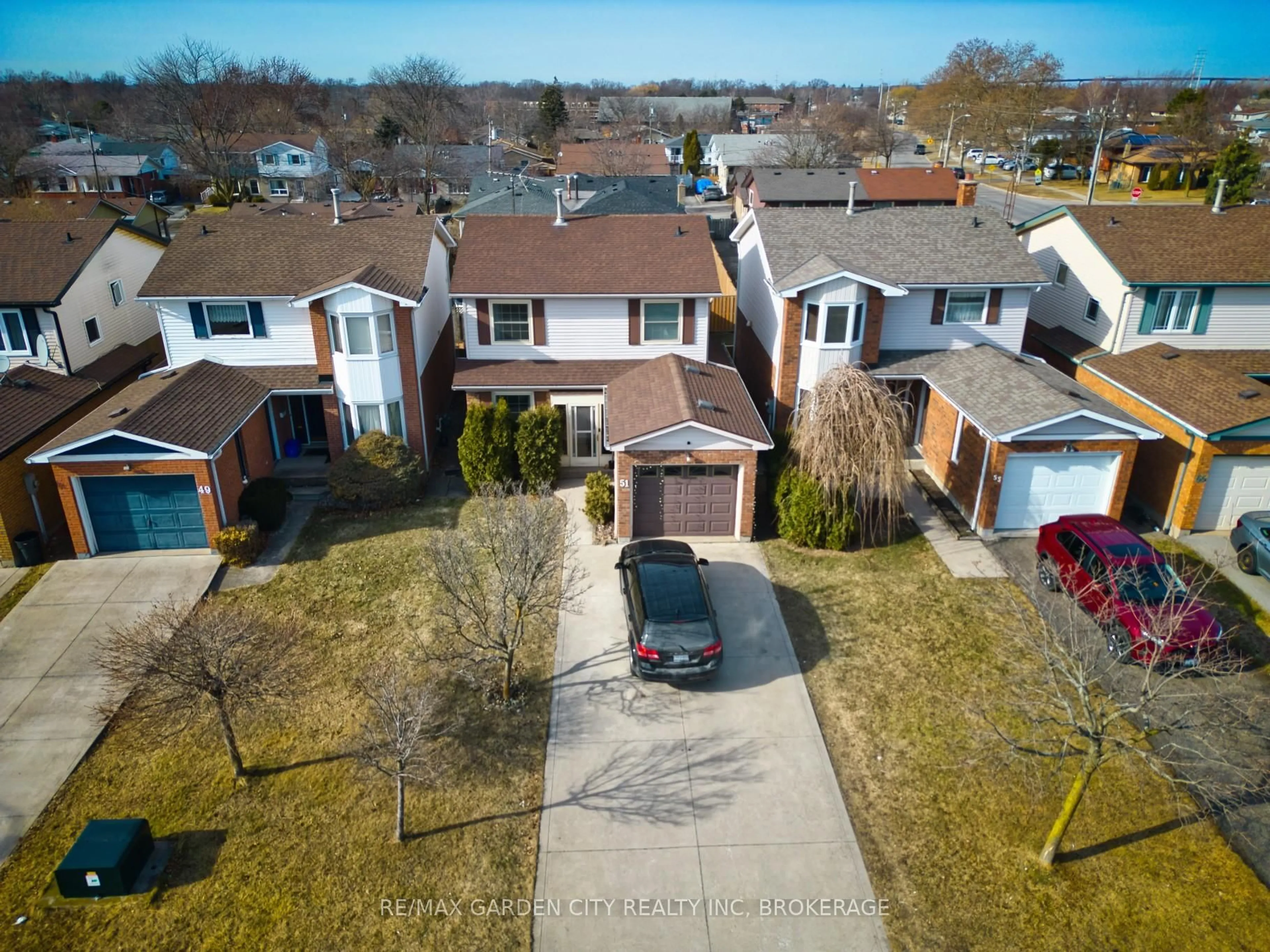A pic from outside/outdoor area/front of a property/back of a property/a pic from drone, street for 51 Dundee Dr, St. Catharines Ontario L2P 3S9