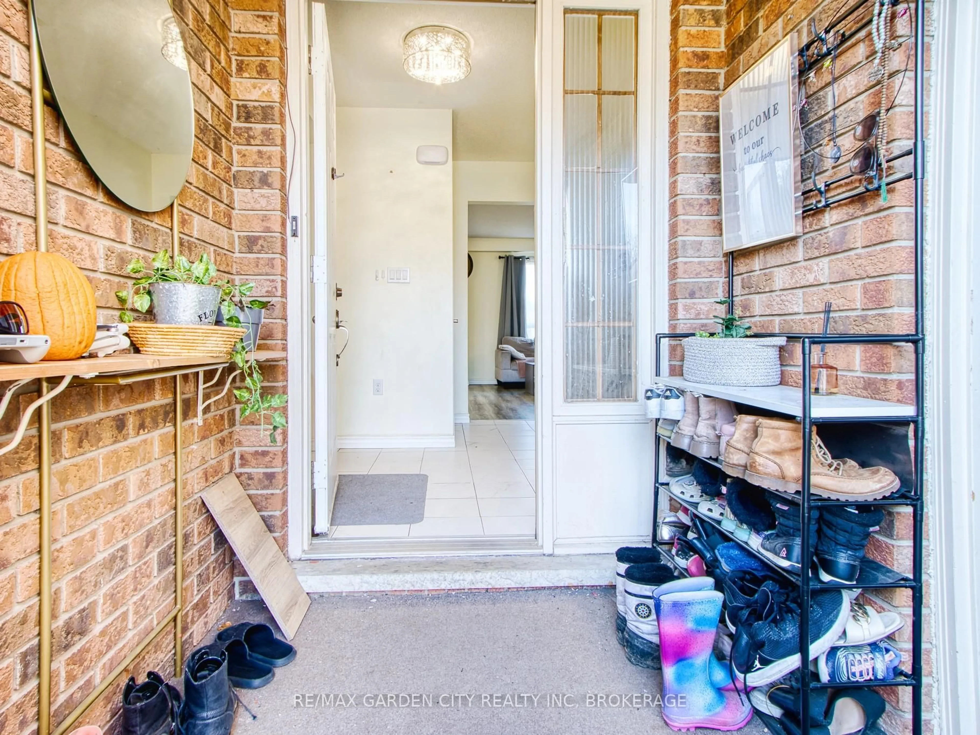 Indoor entryway for 51 Dundee Dr, St. Catharines Ontario L2P 3S9