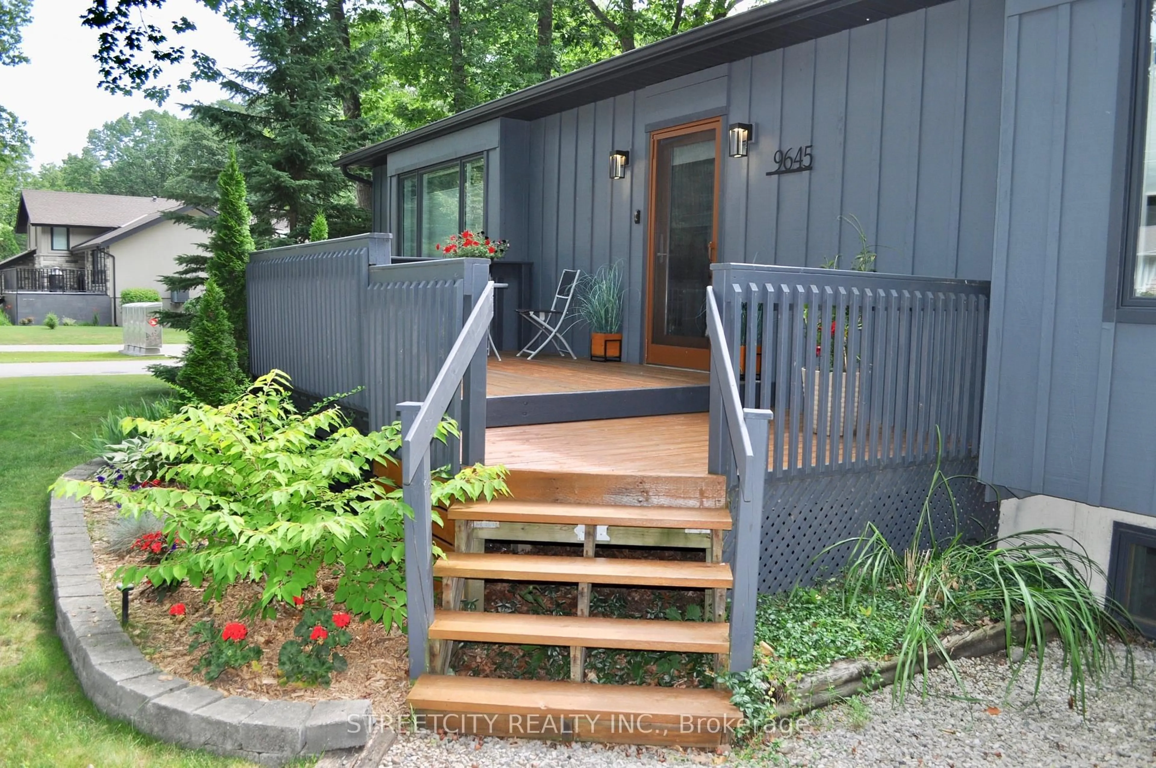 Patio, unknown for 9645 Joanne Ave, Lambton Shores Ontario N0M 1T0