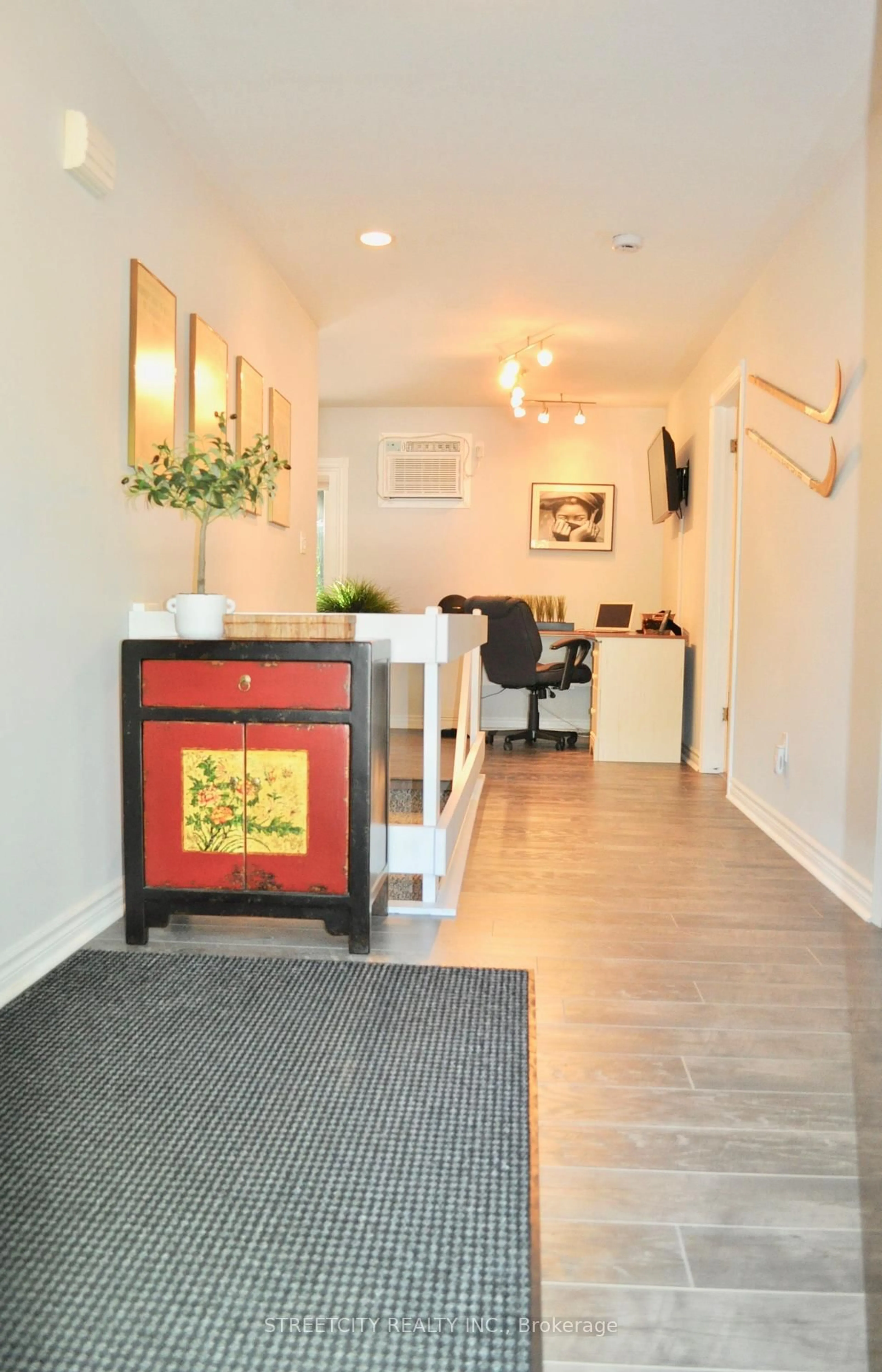 Indoor foyer for 9645 Joanne Ave, Lambton Shores Ontario N0M 1T0